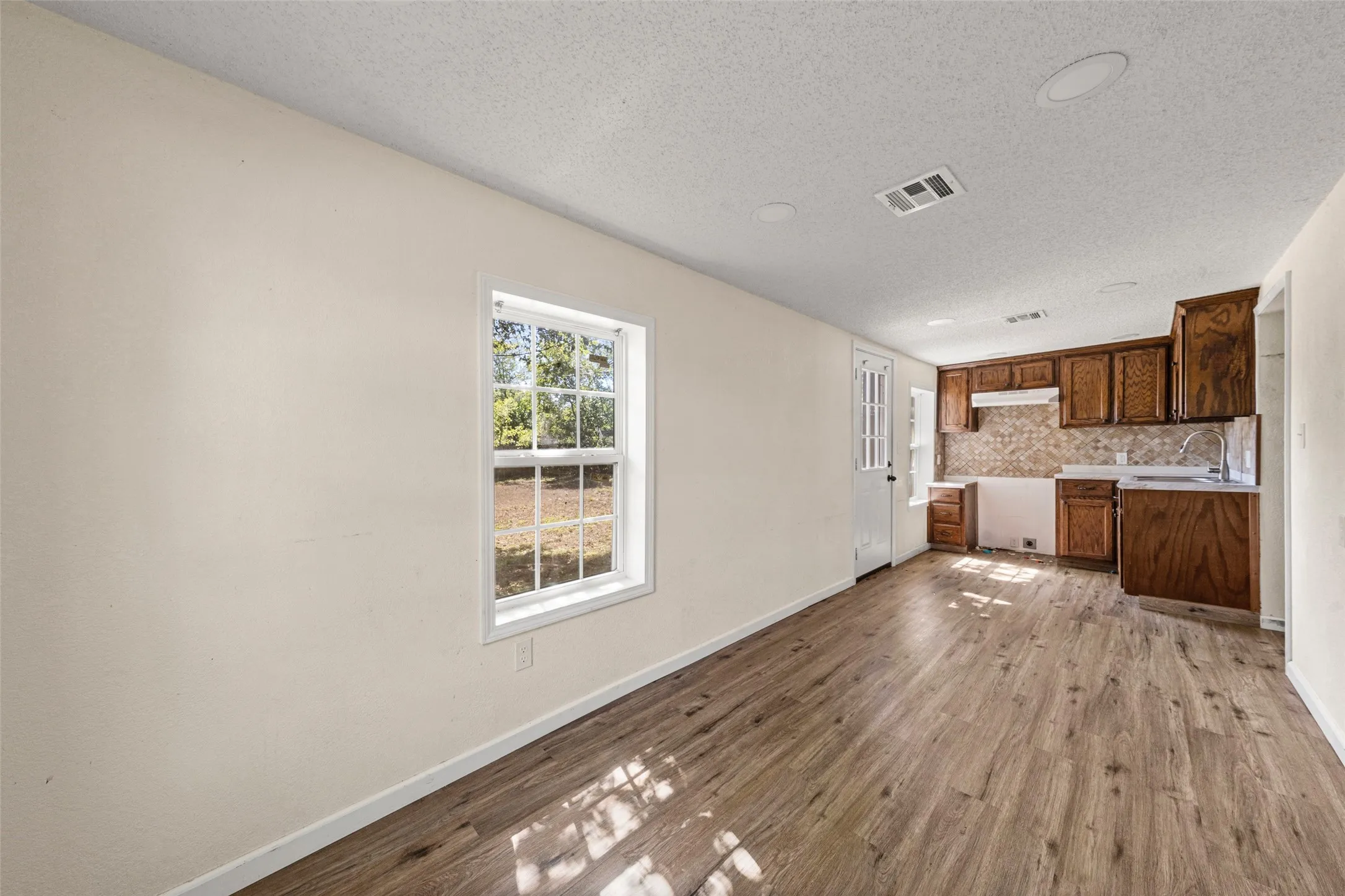 Single Family Residence For Sale in Mc Lennan County , 1126 W 7th Street, Mc Gregor, Texas 76657, 3 Bedroom, 1 Bathroom, Garage spaces, 1,416 Sqft, built in 1947, mls#21405929, Real Estate Agent in Mc Gregor, Homes For Sale in Mc Lennan county, Homes For Sale in Mc Gregor, Realtor in Mc Gregor Texas, Real Estate Brokerage Independent Realty Texas, Luminita Cordes Realtor