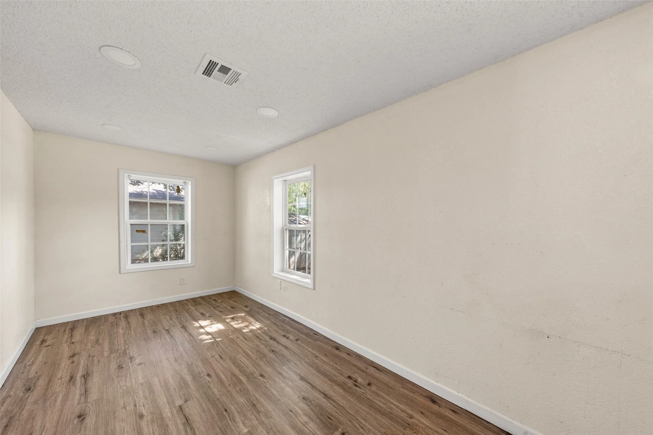 Single Family Residence For Sale in Mc Lennan County , 1126 W 7th Street, Mc Gregor, Texas 76657, 3 Bedroom, 1 Bathroom, Garage spaces, 1,416 Sqft, built in 1947, mls#21405929, Real Estate Agent in Mc Gregor, Homes For Sale in Mc Lennan county, Homes For Sale in Mc Gregor, Realtor in Mc Gregor Texas, Real Estate Brokerage Independent Realty Texas, Luminita Cordes Realtor