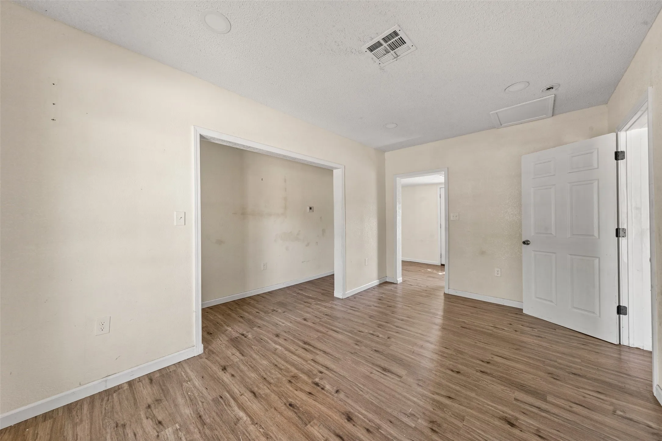Single Family Residence For Sale in Mc Lennan County , 1126 W 7th Street, Mc Gregor, Texas 76657, 3 Bedroom, 1 Bathroom, Garage spaces, 1,416 Sqft, built in 1947, mls#21405929, Real Estate Agent in Mc Gregor, Homes For Sale in Mc Lennan county, Homes For Sale in Mc Gregor, Realtor in Mc Gregor Texas, Real Estate Brokerage Independent Realty Texas, Luminita Cordes Realtor