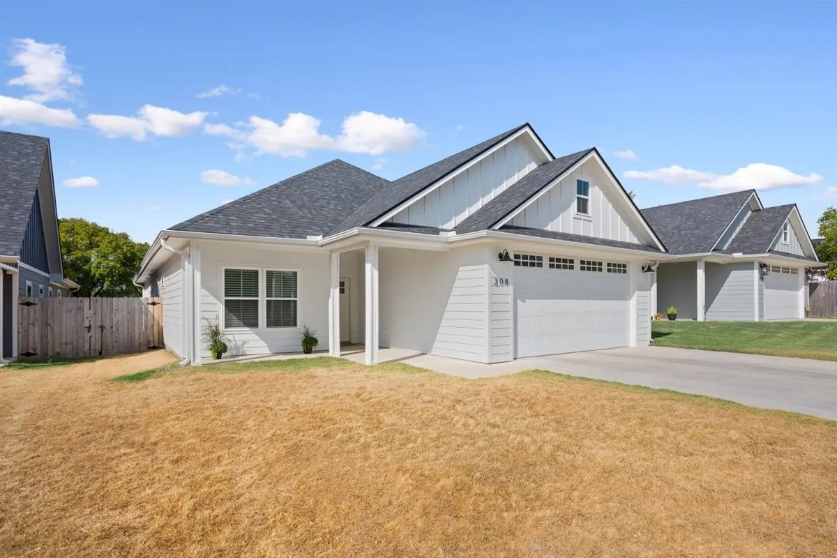Single Family Residence For Sale in Mc Lennan County , 308 N Main Street, Mc Gregor, Texas 76657, 3 Bedroom, 2 Bathroom, 2 Garage spaces, 1,848 Sqft, built in 2023, mls#21404576, Real Estate Agent in Mc Gregor, Homes For Sale in Mc Lennan county, Homes For Sale in Mc Gregor, Realtor in Mc Gregor Texas, Real Estate Brokerage Independent Realty Texas, Luminita Cordes Realtor