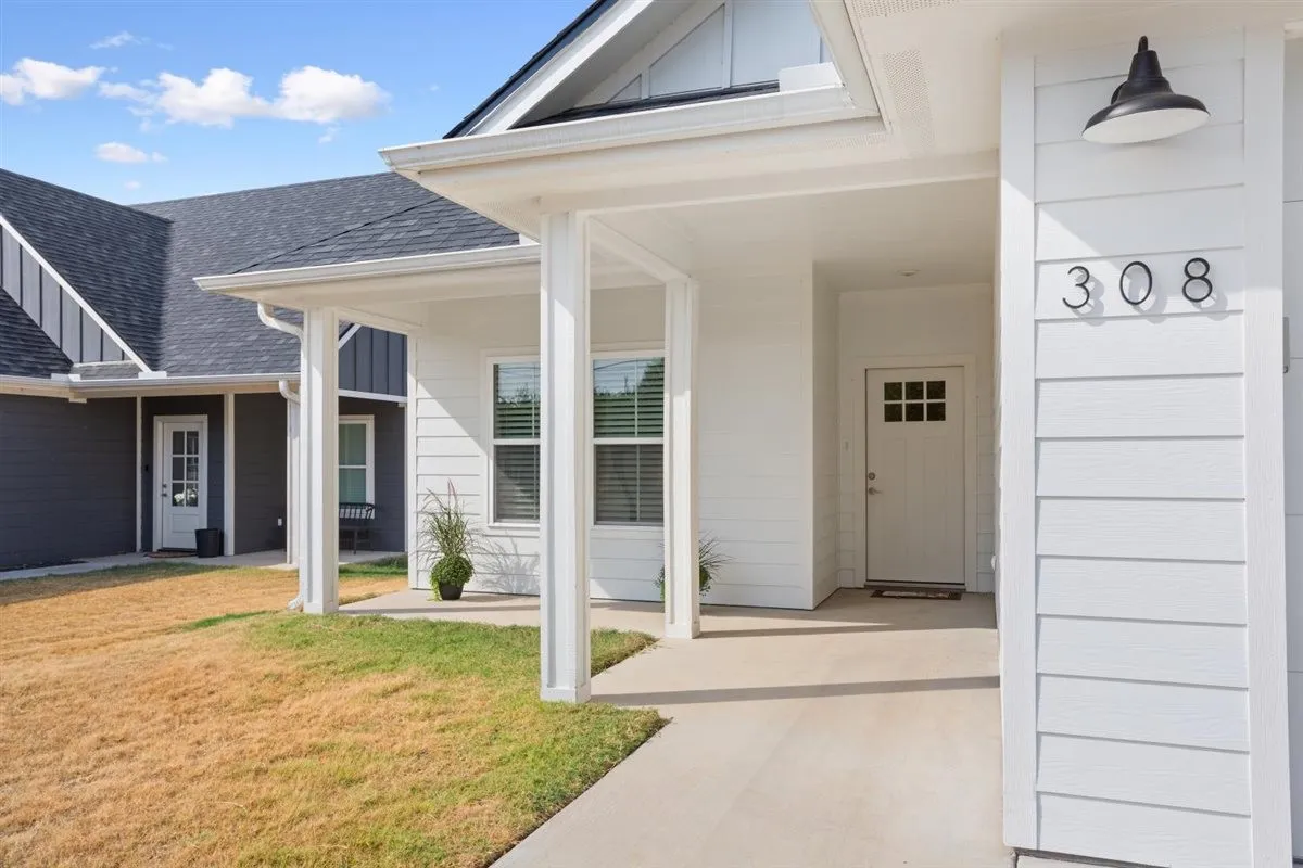 Single Family Residence For Sale in Mc Lennan County , 308 N Main Street, Mc Gregor, Texas 76657, 3 Bedroom, 2 Bathroom, 2 Garage spaces, 1,848 Sqft, built in 2023, mls#21404576, Real Estate Agent in Mc Gregor, Homes For Sale in Mc Lennan county, Homes For Sale in Mc Gregor, Realtor in Mc Gregor Texas, Real Estate Brokerage Independent Realty Texas, Luminita Cordes Realtor