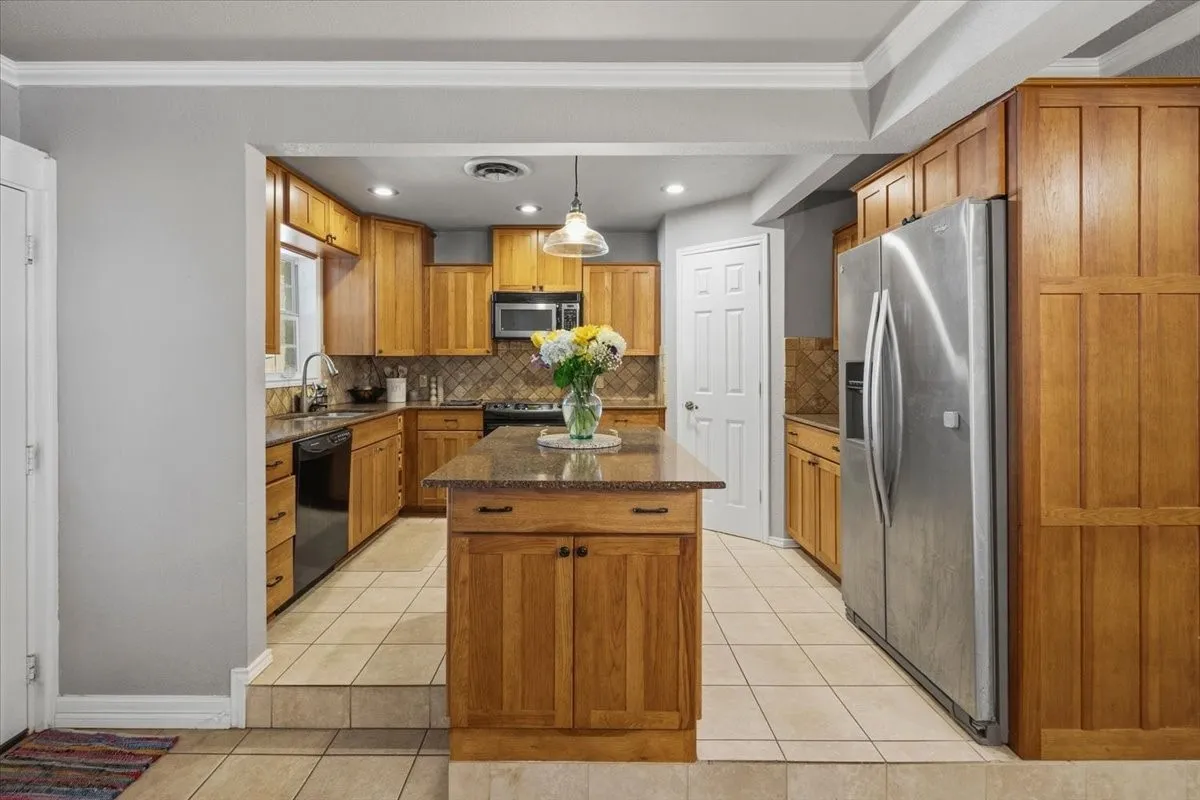 Single Family Residence For Sale in Tarrant County , 3520 South Drive, Fort Worth, Texas 76109, 3 Bedroom, 2 Bathroom, Garage spaces, 1,855 Sqft, built in 1950, mls#21405974, Real Estate Agent in Fort Worth, Homes For Sale in Tarrant county, Homes For Sale in Fort Worth, Realtor in Fort Worth Texas, Real Estate Brokerage Independent Realty Texas, Luminita Cordes Realtor