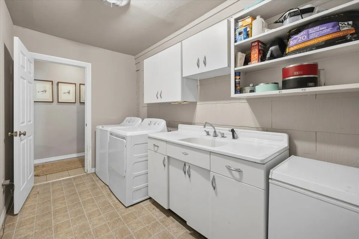 Single Family Residence For Sale in Tarrant County , 3520 South Drive, Fort Worth, Texas 76109, 3 Bedroom, 2 Bathroom, Garage spaces, 1,855 Sqft, built in 1950, mls#21405974, Real Estate Agent in Fort Worth, Homes For Sale in Tarrant county, Homes For Sale in Fort Worth, Realtor in Fort Worth Texas, Real Estate Brokerage Independent Realty Texas, Luminita Cordes Realtor