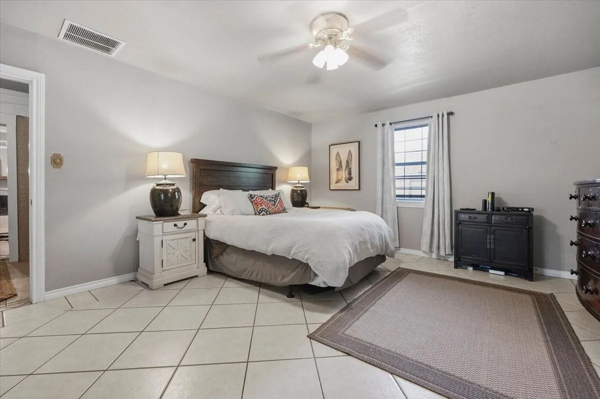 Single Family Residence For Sale in Tarrant County , 3520 South Drive, Fort Worth, Texas 76109, 3 Bedroom, 2 Bathroom, Garage spaces, 1,855 Sqft, built in 1950, mls#21405974, Real Estate Agent in Fort Worth, Homes For Sale in Tarrant county, Homes For Sale in Fort Worth, Realtor in Fort Worth Texas, Real Estate Brokerage Independent Realty Texas, Luminita Cordes Realtor