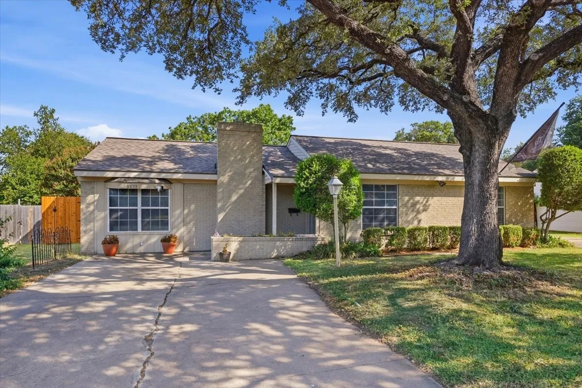 Single Family Residence For Sale in Tarrant County , 3520 South Drive, Fort Worth, Texas 76109, 3 Bedroom, 2 Bathroom, Garage spaces, 1,855 Sqft, built in 1950, mls#21405974, Real Estate Agent in Fort Worth, Homes For Sale in Tarrant county, Homes For Sale in Fort Worth, Realtor in Fort Worth Texas, Real Estate Brokerage Independent Realty Texas, Luminita Cordes Realtor