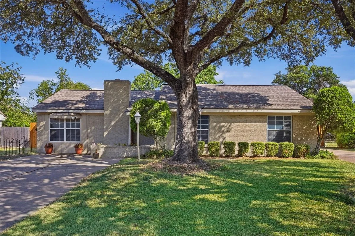 Single Family Residence For Sale in Tarrant County , 3520 South Drive, Fort Worth, Texas 76109, 3 Bedroom, 2 Bathroom, Garage spaces, 1,855 Sqft, built in 1950, mls#21405974, Real Estate Agent in Fort Worth, Homes For Sale in Tarrant county, Homes For Sale in Fort Worth, Realtor in Fort Worth Texas, Real Estate Brokerage Independent Realty Texas, Luminita Cordes Realtor