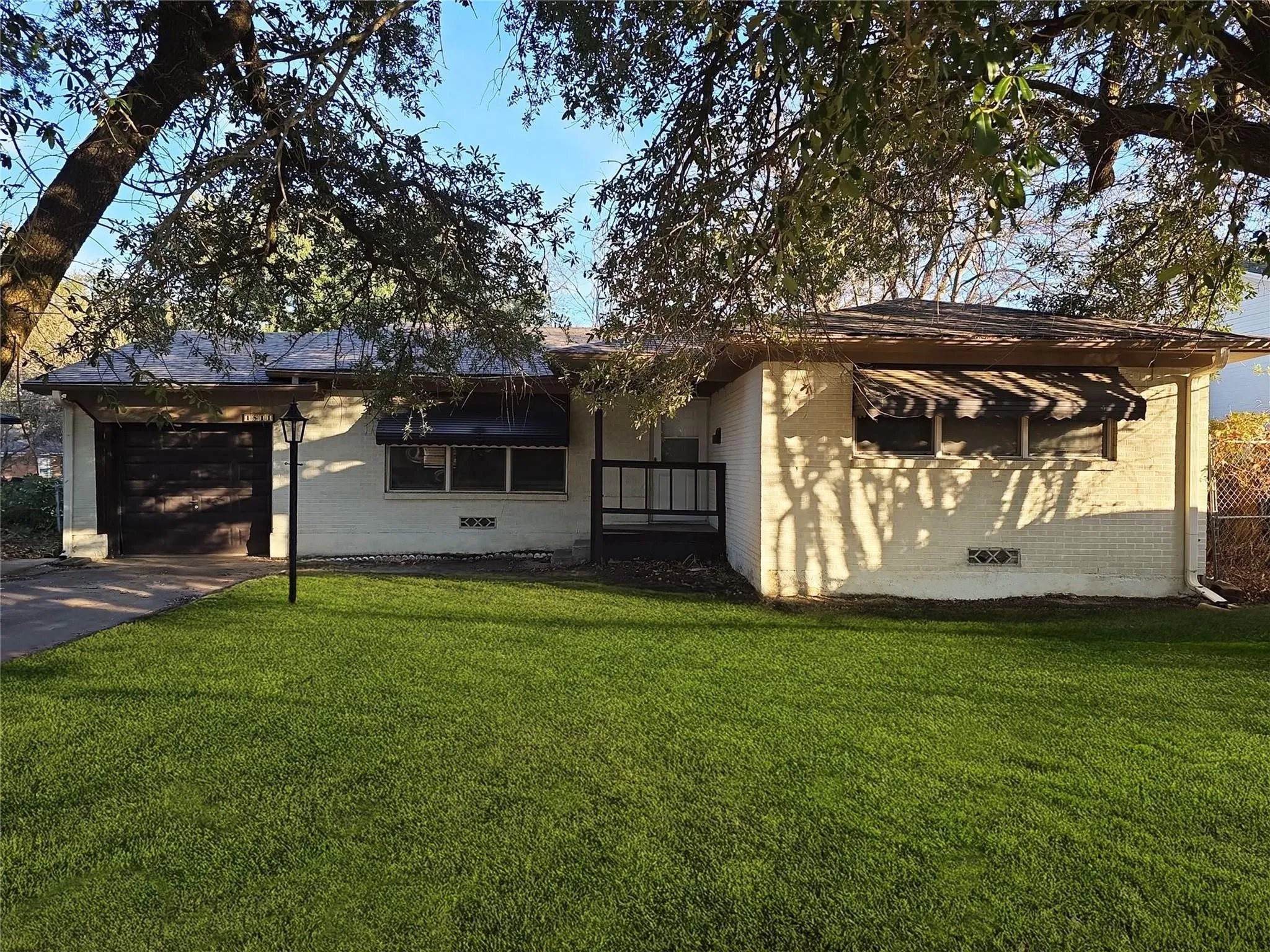 Single Family Residence For Rent in Grayson County , 1811 W College Street, Sherman, Texas 75092, 3 Bedroom, 1 Bathroom, 2 Garage spaces, 1,150 Sqft, built in 1958, mls#21406164, Real Estate Agent in Sherman, Homes For Rent in Grayson county, Homes For Rent in Sherman, Realtor in Sherman Texas, Real Estate Brokerage Independent Realty Texas, Luminita Cordes Realtor