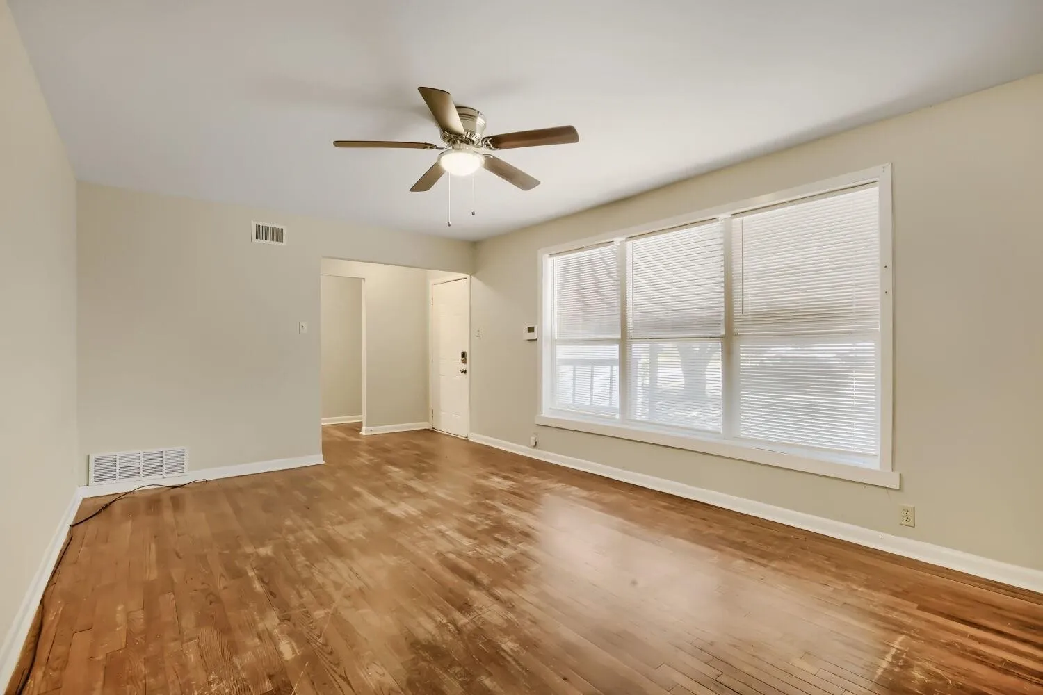 Single Family Residence For Rent in Grayson County , 1811 W College Street, Sherman, Texas 75092, 3 Bedroom, 1 Bathroom, 2 Garage spaces, 1,150 Sqft, built in 1958, mls#21406164, Real Estate Agent in Sherman, Homes For Rent in Grayson county, Homes For Rent in Sherman, Realtor in Sherman Texas, Real Estate Brokerage Independent Realty Texas, Luminita Cordes Realtor