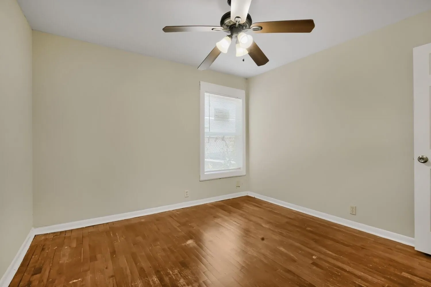 Single Family Residence For Rent in Grayson County , 1811 W College Street, Sherman, Texas 75092, 3 Bedroom, 1 Bathroom, 2 Garage spaces, 1,150 Sqft, built in 1958, mls#21406164, Real Estate Agent in Sherman, Homes For Rent in Grayson county, Homes For Rent in Sherman, Realtor in Sherman Texas, Real Estate Brokerage Independent Realty Texas, Luminita Cordes Realtor