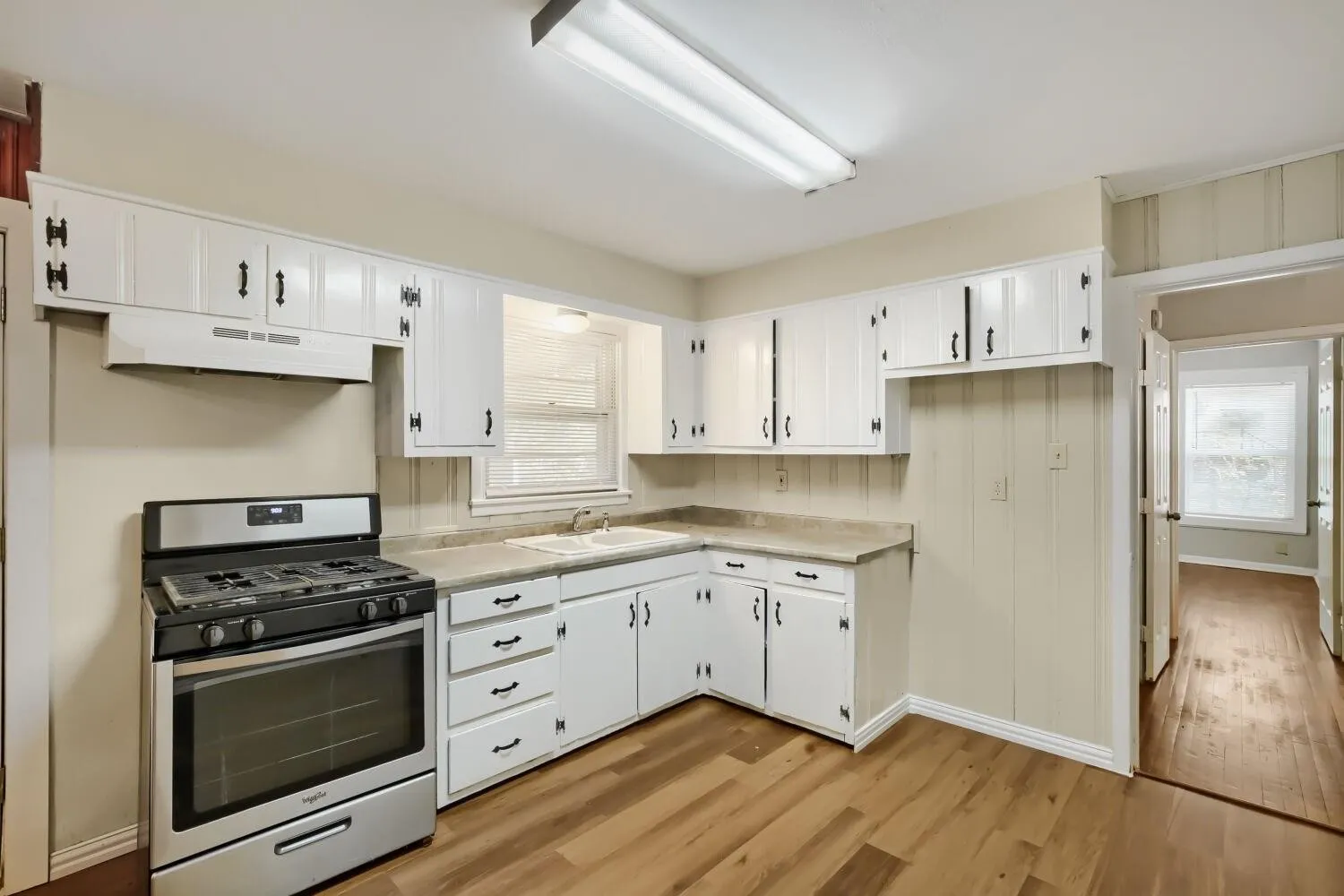 Single Family Residence For Rent in Grayson County , 1811 W College Street, Sherman, Texas 75092, 3 Bedroom, 1 Bathroom, 2 Garage spaces, 1,150 Sqft, built in 1958, mls#21406164, Real Estate Agent in Sherman, Homes For Rent in Grayson county, Homes For Rent in Sherman, Realtor in Sherman Texas, Real Estate Brokerage Independent Realty Texas, Luminita Cordes Realtor
