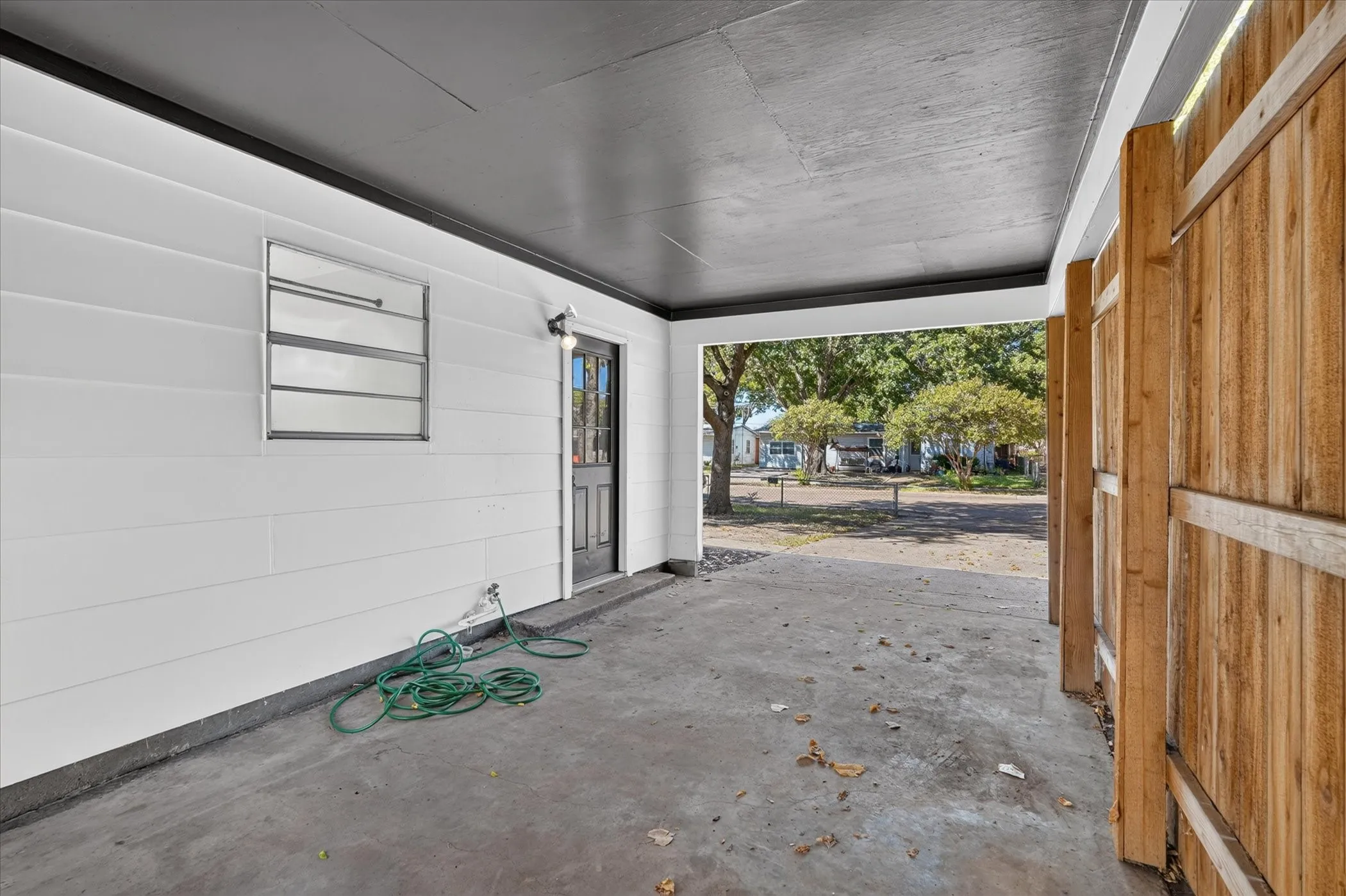 Single Family Residence For Sale in Dallas County , 1018 Jardin Drive, Mesquite, Texas 75149, 3 Bedroom, 1 Bathroom, Garage spaces, 977 Sqft, built in 1955, mls#21392168, Real Estate Agent in Mesquite, Homes For Sale in Dallas county, Homes For Sale in Mesquite, Realtor in Mesquite Texas, Real Estate Brokerage Independent Realty Texas, Luminita Cordes Realtor