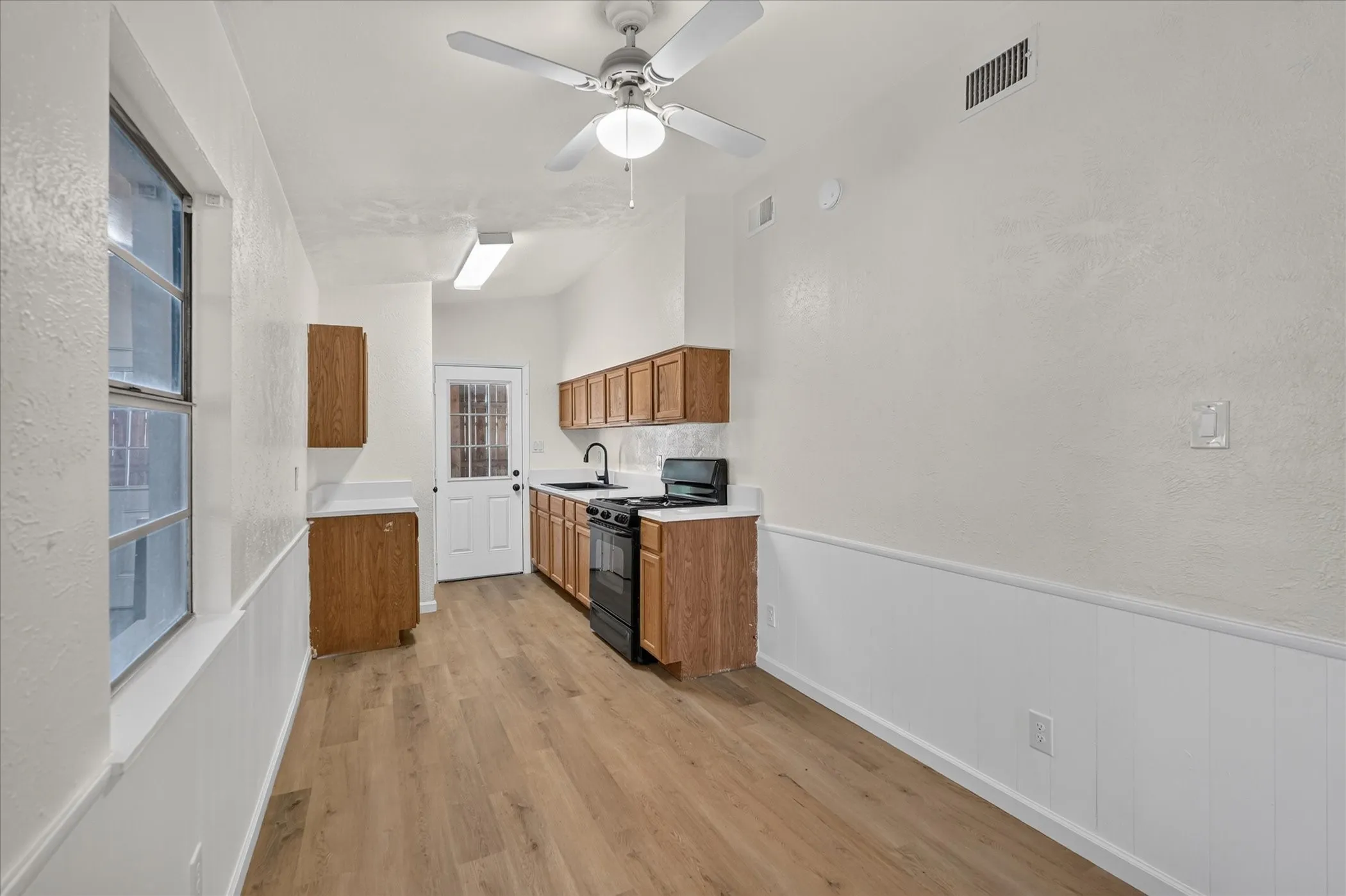 Single Family Residence For Sale in Dallas County , 1018 Jardin Drive, Mesquite, Texas 75149, 3 Bedroom, 1 Bathroom, Garage spaces, 977 Sqft, built in 1955, mls#21392168, Real Estate Agent in Mesquite, Homes For Sale in Dallas county, Homes For Sale in Mesquite, Realtor in Mesquite Texas, Real Estate Brokerage Independent Realty Texas, Luminita Cordes Realtor