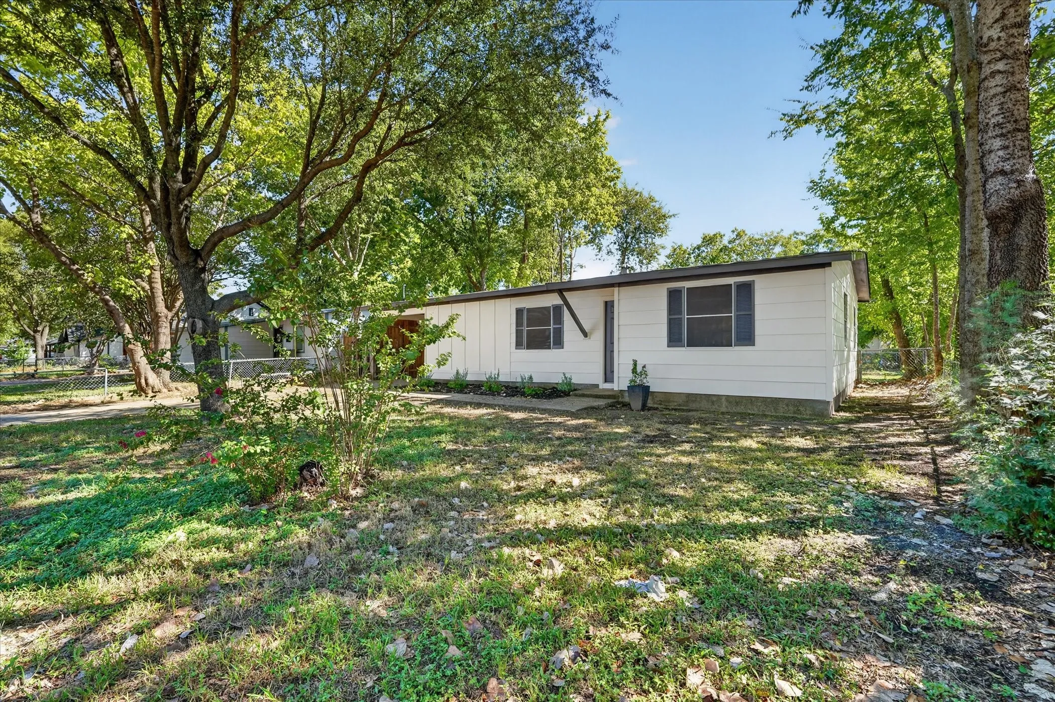 Single Family Residence For Sale in Dallas County , 1018 Jardin Drive, Mesquite, Texas 75149, 3 Bedroom, 1 Bathroom, Garage spaces, 977 Sqft, built in 1955, mls#21392168, Real Estate Agent in Mesquite, Homes For Sale in Dallas county, Homes For Sale in Mesquite, Realtor in Mesquite Texas, Real Estate Brokerage Independent Realty Texas, Luminita Cordes Realtor