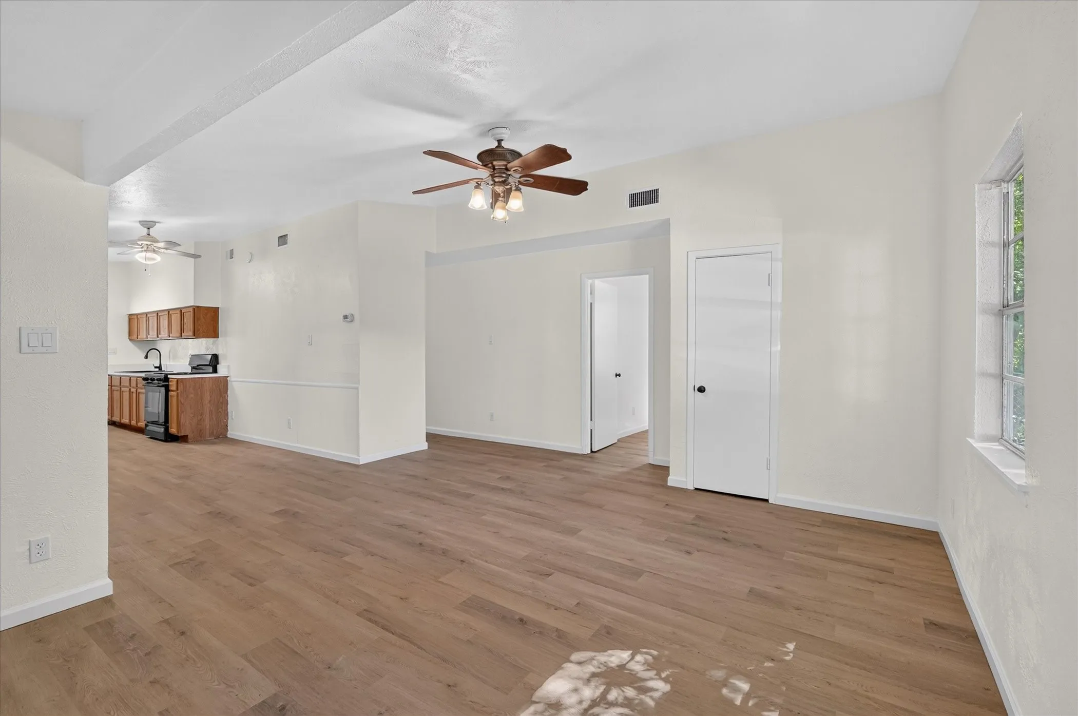 Single Family Residence For Sale in Dallas County , 1018 Jardin Drive, Mesquite, Texas 75149, 3 Bedroom, 1 Bathroom, Garage spaces, 977 Sqft, built in 1955, mls#21392168, Real Estate Agent in Mesquite, Homes For Sale in Dallas county, Homes For Sale in Mesquite, Realtor in Mesquite Texas, Real Estate Brokerage Independent Realty Texas, Luminita Cordes Realtor