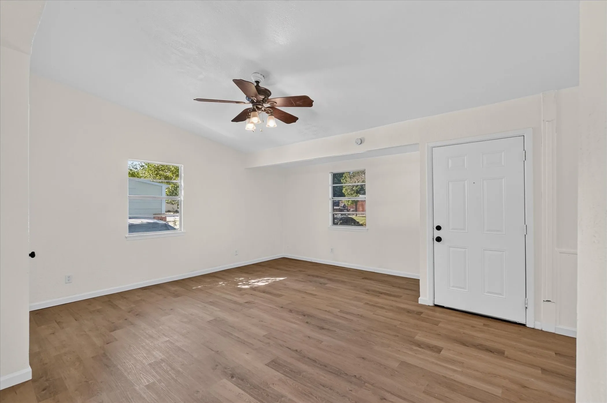 Single Family Residence For Sale in Dallas County , 1018 Jardin Drive, Mesquite, Texas 75149, 3 Bedroom, 1 Bathroom, Garage spaces, 977 Sqft, built in 1955, mls#21392168, Real Estate Agent in Mesquite, Homes For Sale in Dallas county, Homes For Sale in Mesquite, Realtor in Mesquite Texas, Real Estate Brokerage Independent Realty Texas, Luminita Cordes Realtor