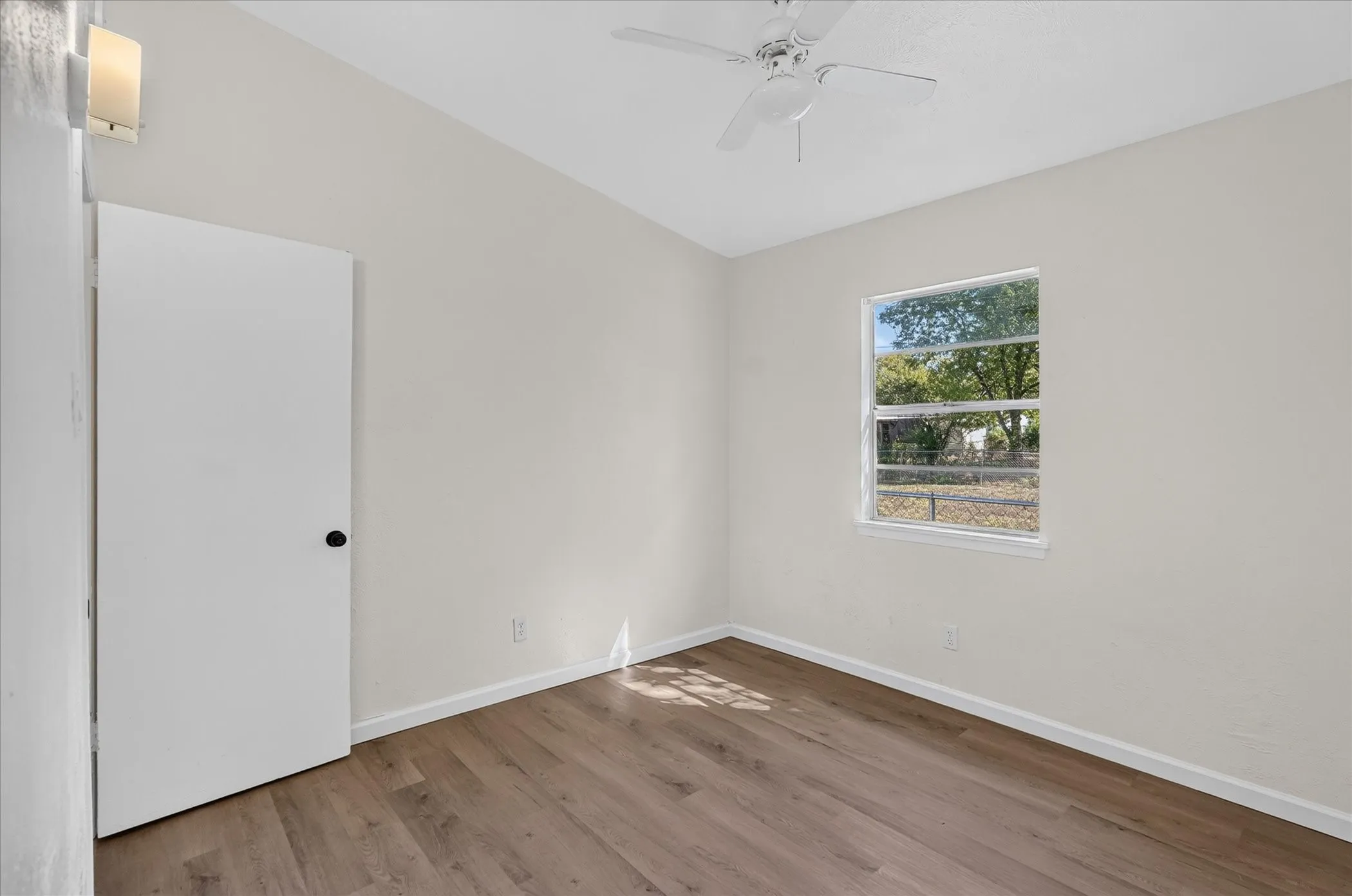 Single Family Residence For Sale in Dallas County , 1018 Jardin Drive, Mesquite, Texas 75149, 3 Bedroom, 1 Bathroom, Garage spaces, 977 Sqft, built in 1955, mls#21392168, Real Estate Agent in Mesquite, Homes For Sale in Dallas county, Homes For Sale in Mesquite, Realtor in Mesquite Texas, Real Estate Brokerage Independent Realty Texas, Luminita Cordes Realtor