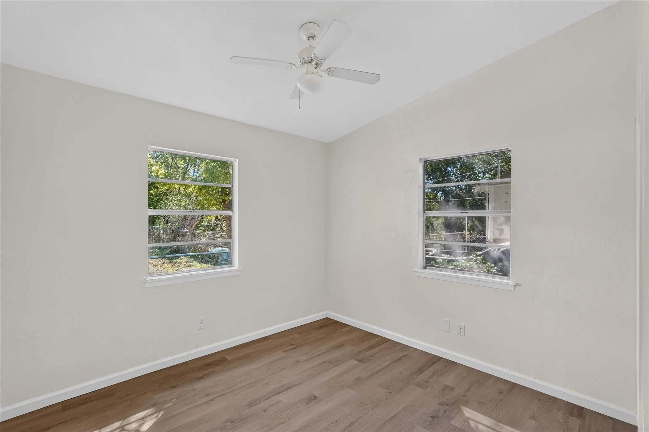 Single Family Residence For Sale in Dallas County , 1018 Jardin Drive, Mesquite, Texas 75149, 3 Bedroom, 1 Bathroom, Garage spaces, 977 Sqft, built in 1955, mls#21392168, Real Estate Agent in Mesquite, Homes For Sale in Dallas county, Homes For Sale in Mesquite, Realtor in Mesquite Texas, Real Estate Brokerage Independent Realty Texas, Luminita Cordes Realtor