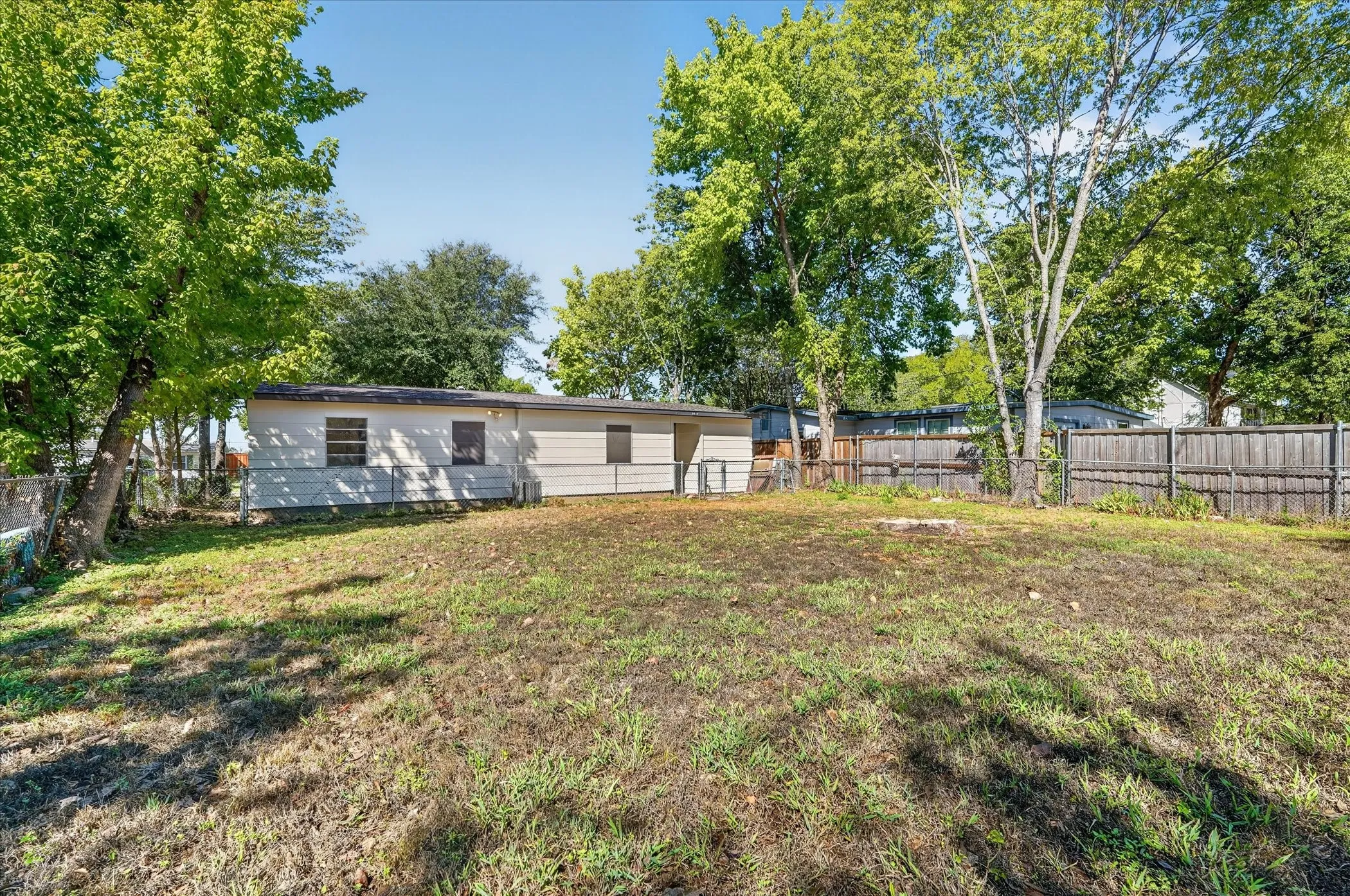Single Family Residence For Sale in Dallas County , 1018 Jardin Drive, Mesquite, Texas 75149, 3 Bedroom, 1 Bathroom, Garage spaces, 977 Sqft, built in 1955, mls#21392168, Real Estate Agent in Mesquite, Homes For Sale in Dallas county, Homes For Sale in Mesquite, Realtor in Mesquite Texas, Real Estate Brokerage Independent Realty Texas, Luminita Cordes Realtor