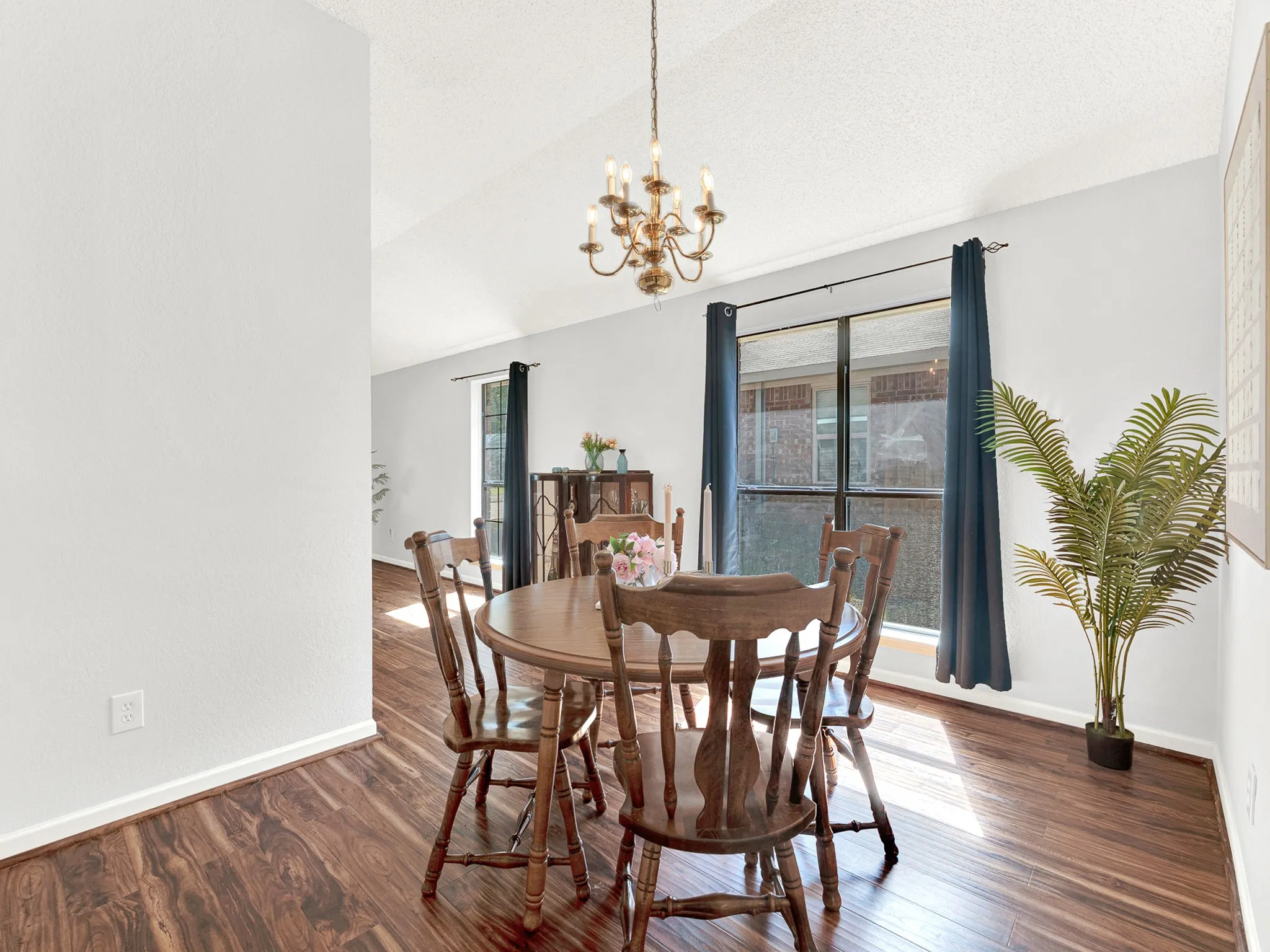 Single Family Residence For Sale in Dallas County , 3419 Orchid Lane, Rowlett, Texas 75089, 3 Bedroom, 2 Bathroom, 2 Garage spaces, 1,906 Sqft, built in 1986, mls#21398570, Real Estate Agent in Rowlett, Homes For Sale in Dallas county, Homes For Sale in Rowlett, Realtor in Rowlett Texas, Real Estate Brokerage Independent Realty Texas, Luminita Cordes Realtor
