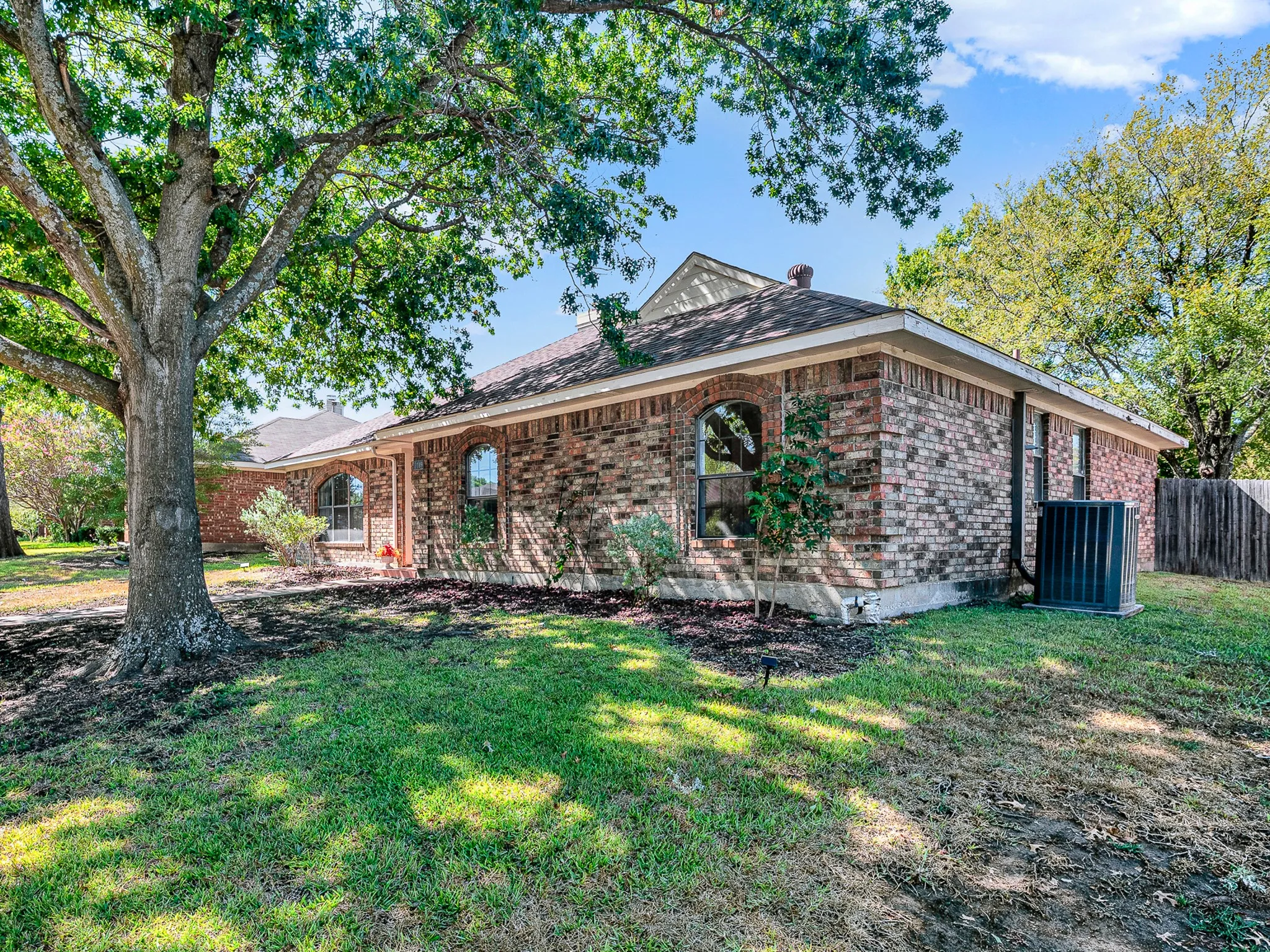 Single Family Residence For Sale in Dallas County , 3419 Orchid Lane, Rowlett, Texas 75089, 3 Bedroom, 2 Bathroom, 2 Garage spaces, 1,906 Sqft, built in 1986, mls#21398570, Real Estate Agent in Rowlett, Homes For Sale in Dallas county, Homes For Sale in Rowlett, Realtor in Rowlett Texas, Real Estate Brokerage Independent Realty Texas, Luminita Cordes Realtor