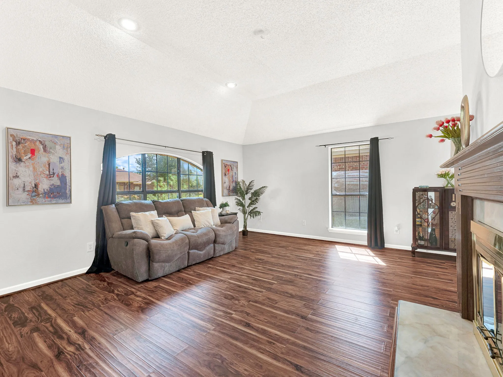 Single Family Residence For Sale in Dallas County , 3419 Orchid Lane, Rowlett, Texas 75089, 3 Bedroom, 2 Bathroom, 2 Garage spaces, 1,906 Sqft, built in 1986, mls#21398570, Real Estate Agent in Rowlett, Homes For Sale in Dallas county, Homes For Sale in Rowlett, Realtor in Rowlett Texas, Real Estate Brokerage Independent Realty Texas, Luminita Cordes Realtor