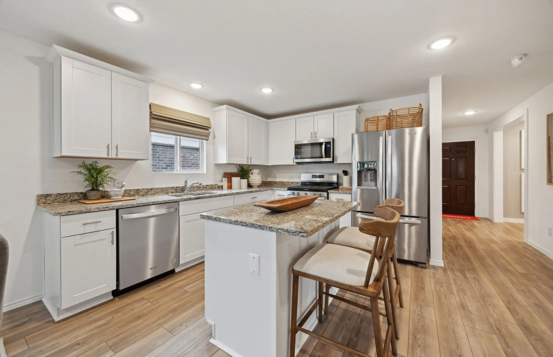 *Model Representation - Spacious kitchen with eat-in bartop island