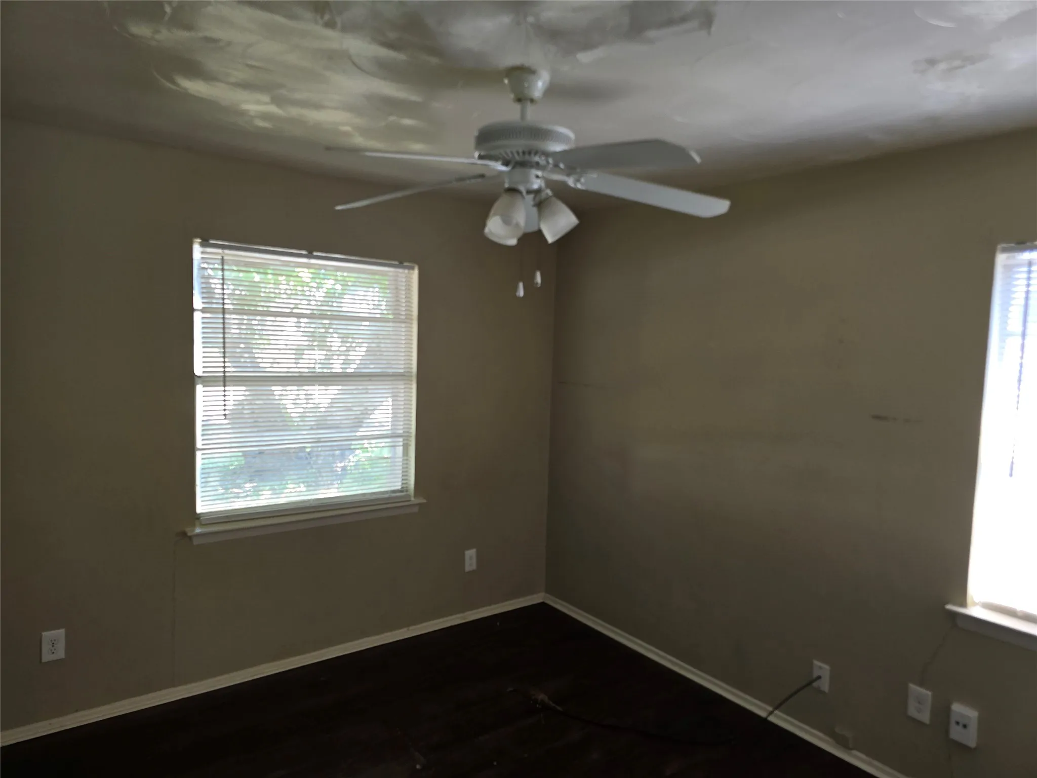 Single Family Residence For Sale in Dallas County , 3609 Edgebrook Drive, Mesquite, Texas 75150, 3 Bedroom, 1 Bathroom, 1 Garage spaces, 928 Sqft, built in 1960, mls#21406171, Real Estate Agent in Mesquite, Homes For Sale in Dallas county, Homes For Sale in Mesquite, Realtor in Mesquite Texas, Real Estate Brokerage Independent Realty Texas, Luminita Cordes Realtor