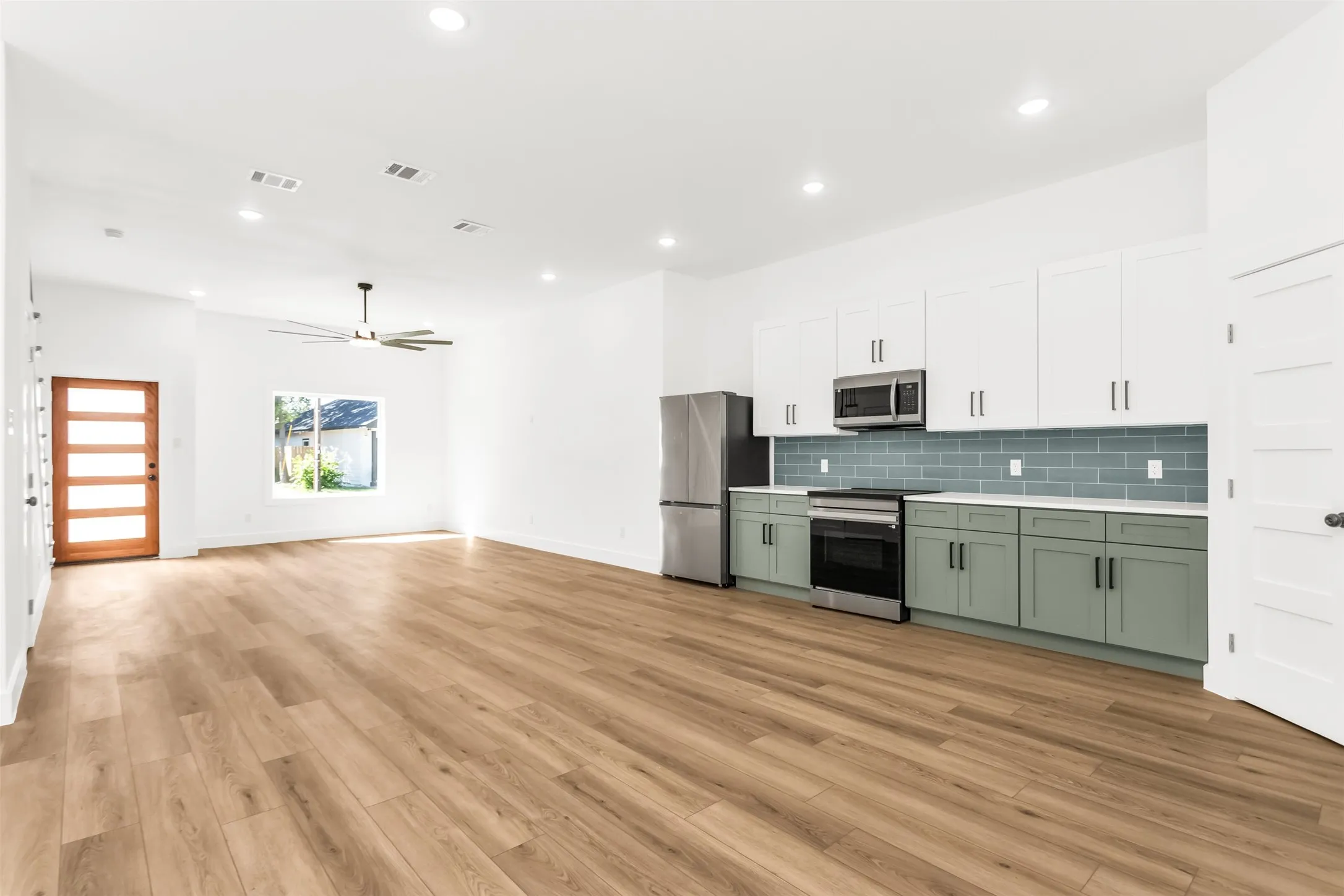 Single Family Residence For Rent in Ellis County , 300 Henry Street, Waxahachie, Texas 75165, 3 Bedroom, 3 Bathroom, Garage spaces, 1,500 Sqft, built in 2026, mls#21405316, Real Estate Agent in Waxahachie, Homes For Rent in Ellis county, Homes For Rent in Waxahachie, Realtor in Waxahachie Texas, Real Estate Brokerage Independent Realty Texas, Luminita Cordes Realtor