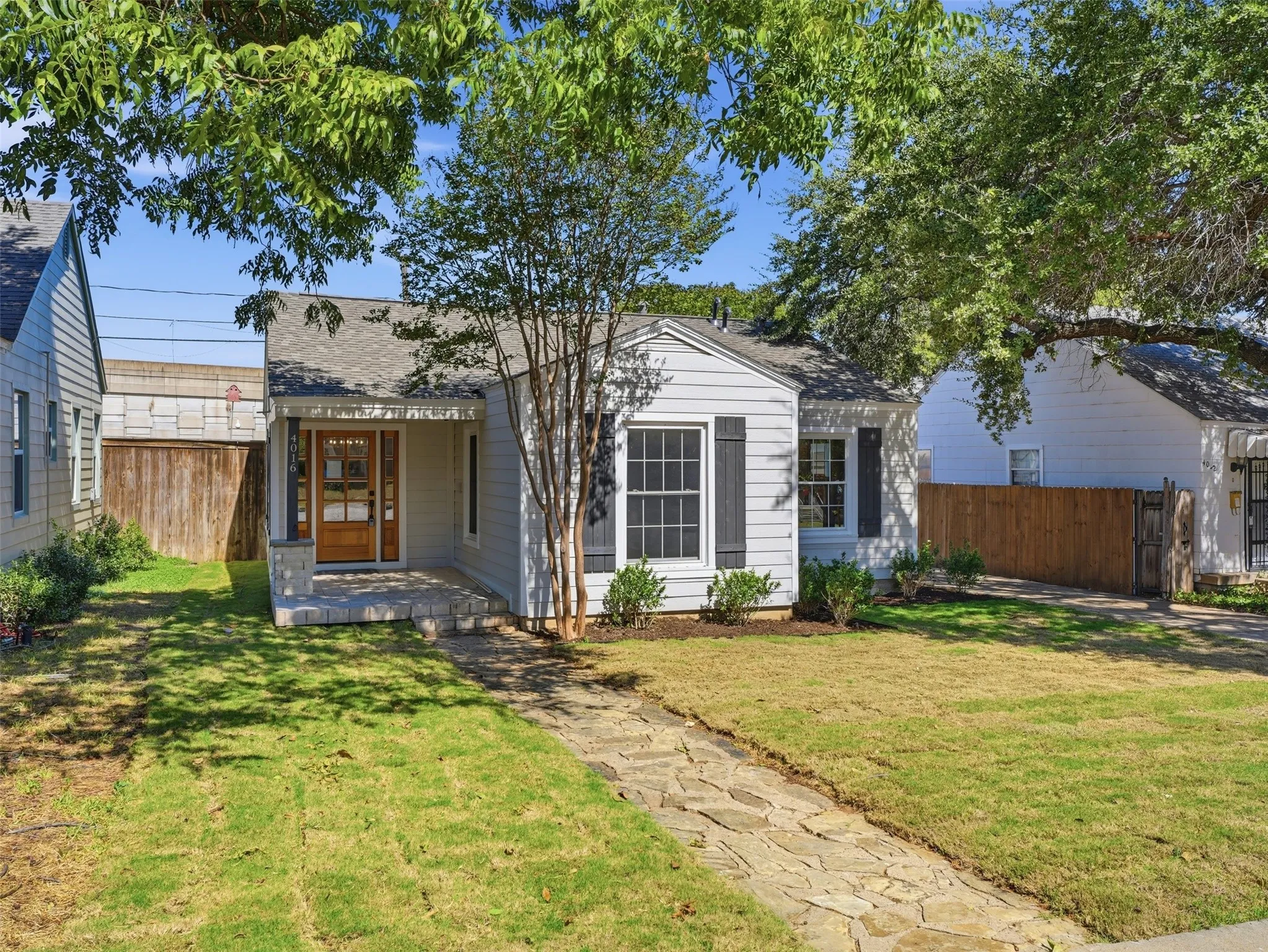 Single Family Residence For Sale in Tarrant County , 4016 Locke Avenue, Fort Worth, Texas 76107, 4 Bedroom, 2 Bathroom, 2 Garage spaces, 1,552 Sqft, built in 1943, mls#21405651, Real Estate Agent in Fort Worth, Homes For Sale in Tarrant county, Homes For Sale in Fort Worth, Realtor in Fort Worth Texas, Real Estate Brokerage Independent Realty Texas, Luminita Cordes Realtor