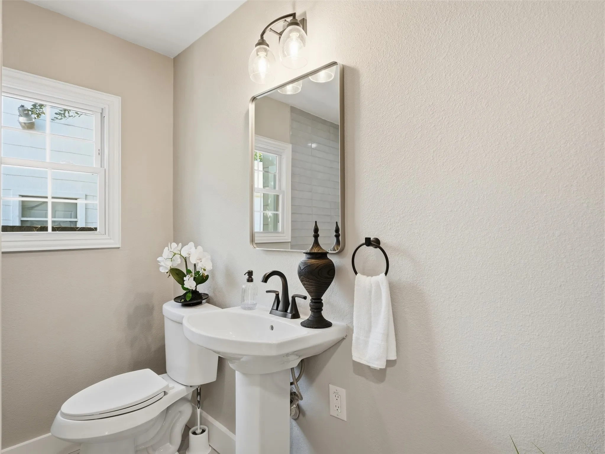 Single Family Residence For Sale in Tarrant County , 4016 Locke Avenue, Fort Worth, Texas 76107, 4 Bedroom, 2 Bathroom, 2 Garage spaces, 1,552 Sqft, built in 1943, mls#21405651, Real Estate Agent in Fort Worth, Homes For Sale in Tarrant county, Homes For Sale in Fort Worth, Realtor in Fort Worth Texas, Real Estate Brokerage Independent Realty Texas, Luminita Cordes Realtor