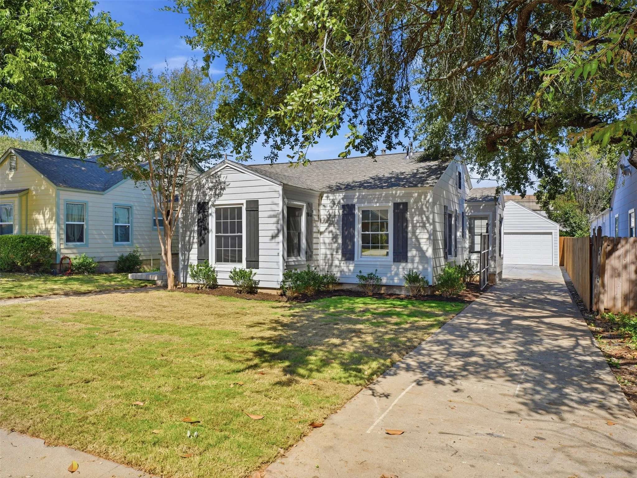 Single Family Residence For Sale in Tarrant County , 4016 Locke Avenue, Fort Worth, Texas 76107, 4 Bedroom, 2 Bathroom, 2 Garage spaces, 1,552 Sqft, built in 1943, mls#21405651, Real Estate Agent in Fort Worth, Homes For Sale in Tarrant county, Homes For Sale in Fort Worth, Realtor in Fort Worth Texas, Real Estate Brokerage Independent Realty Texas, Luminita Cordes Realtor