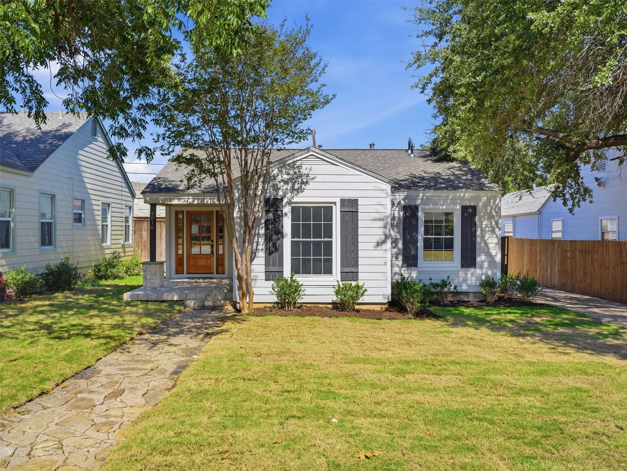 Single Family Residence For Sale in Tarrant County , 4016 Locke Avenue, Fort Worth, Texas 76107, 4 Bedroom, 2 Bathroom, 2 Garage spaces, 1,552 Sqft, built in 1943, mls#21405651, Real Estate Agent in Fort Worth, Homes For Sale in Tarrant county, Homes For Sale in Fort Worth, Realtor in Fort Worth Texas, Real Estate Brokerage Independent Realty Texas, Luminita Cordes Realtor