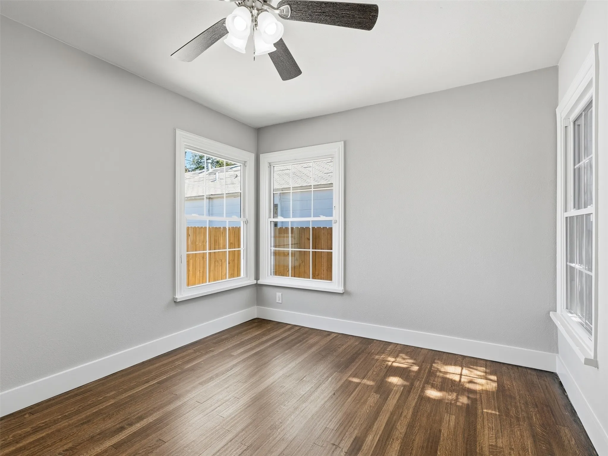 Single Family Residence For Sale in Tarrant County , 4016 Locke Avenue, Fort Worth, Texas 76107, 4 Bedroom, 2 Bathroom, 2 Garage spaces, 1,552 Sqft, built in 1943, mls#21405651, Real Estate Agent in Fort Worth, Homes For Sale in Tarrant county, Homes For Sale in Fort Worth, Realtor in Fort Worth Texas, Real Estate Brokerage Independent Realty Texas, Luminita Cordes Realtor