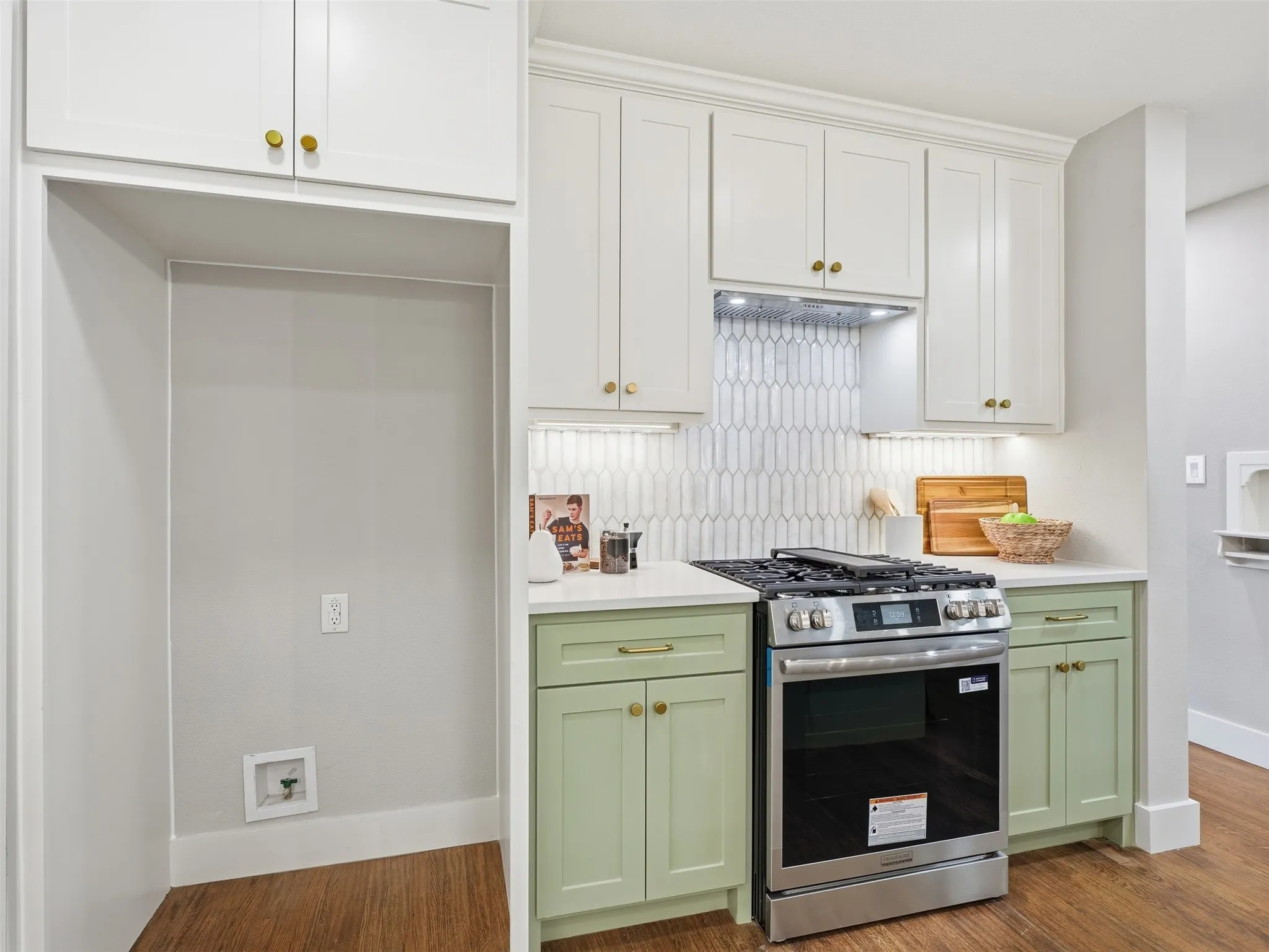 Single Family Residence For Sale in Tarrant County , 4016 Locke Avenue, Fort Worth, Texas 76107, 4 Bedroom, 2 Bathroom, 2 Garage spaces, 1,552 Sqft, built in 1943, mls#21405651, Real Estate Agent in Fort Worth, Homes For Sale in Tarrant county, Homes For Sale in Fort Worth, Realtor in Fort Worth Texas, Real Estate Brokerage Independent Realty Texas, Luminita Cordes Realtor