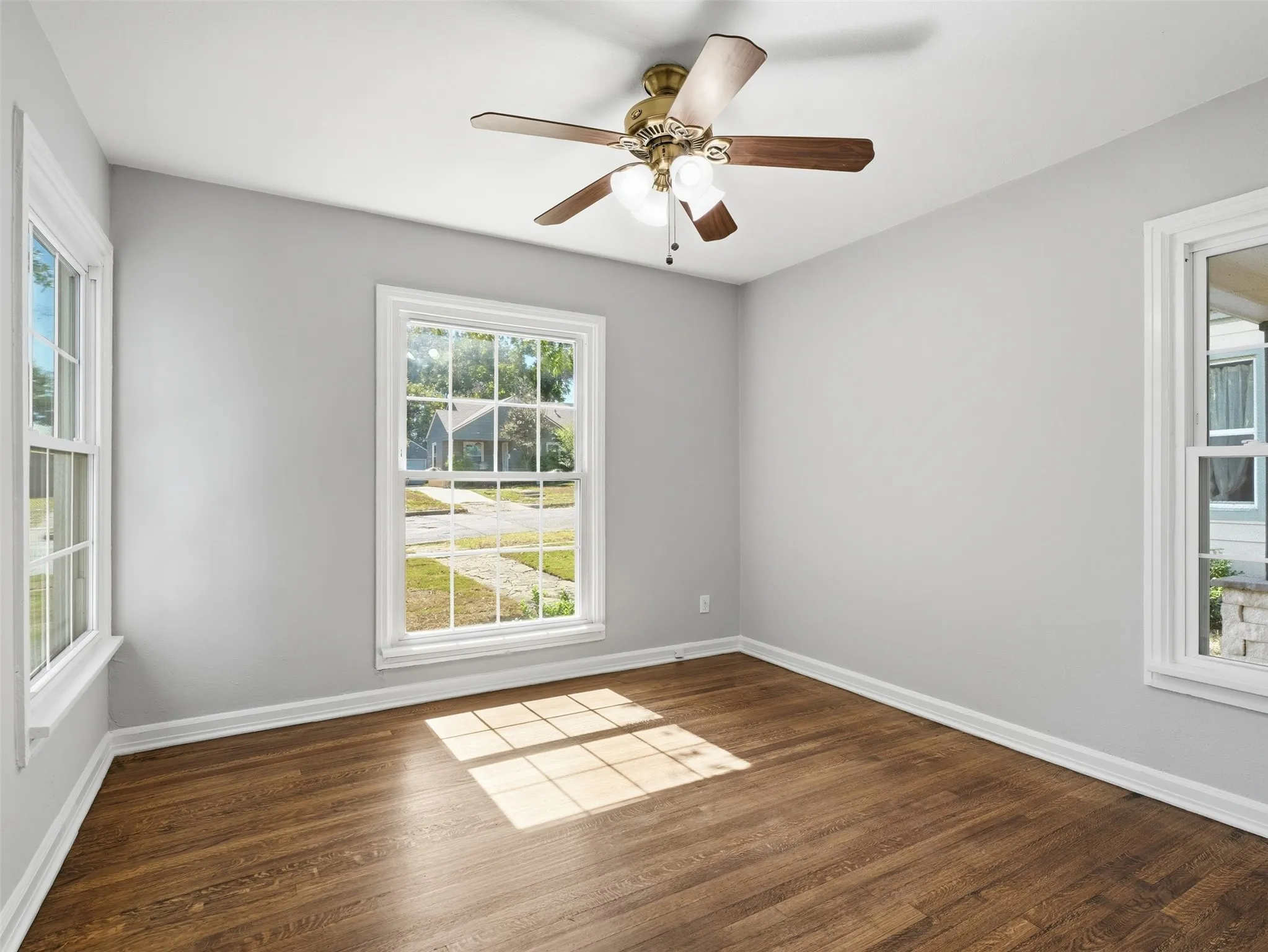 Single Family Residence For Sale in Tarrant County , 4016 Locke Avenue, Fort Worth, Texas 76107, 4 Bedroom, 2 Bathroom, 2 Garage spaces, 1,552 Sqft, built in 1943, mls#21405651, Real Estate Agent in Fort Worth, Homes For Sale in Tarrant county, Homes For Sale in Fort Worth, Realtor in Fort Worth Texas, Real Estate Brokerage Independent Realty Texas, Luminita Cordes Realtor