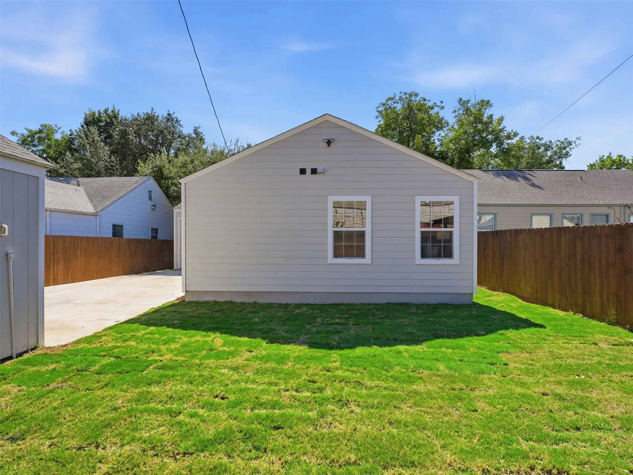Single Family Residence For Sale in Tarrant County , 4016 Locke Avenue, Fort Worth, Texas 76107, 4 Bedroom, 2 Bathroom, 2 Garage spaces, 1,552 Sqft, built in 1943, mls#21405651, Real Estate Agent in Fort Worth, Homes For Sale in Tarrant county, Homes For Sale in Fort Worth, Realtor in Fort Worth Texas, Real Estate Brokerage Independent Realty Texas, Luminita Cordes Realtor