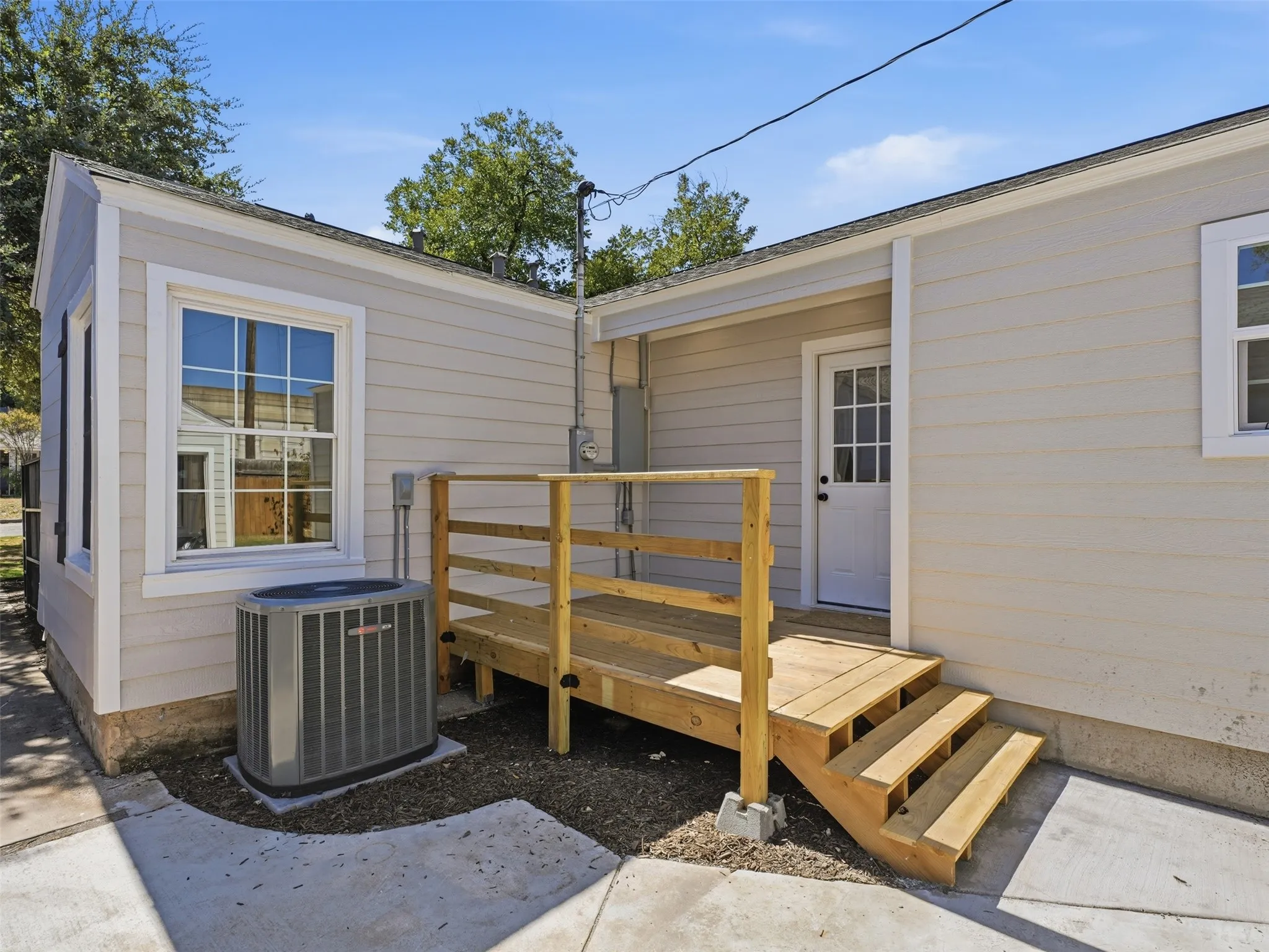 Single Family Residence For Sale in Tarrant County , 4016 Locke Avenue, Fort Worth, Texas 76107, 4 Bedroom, 2 Bathroom, 2 Garage spaces, 1,552 Sqft, built in 1943, mls#21405651, Real Estate Agent in Fort Worth, Homes For Sale in Tarrant county, Homes For Sale in Fort Worth, Realtor in Fort Worth Texas, Real Estate Brokerage Independent Realty Texas, Luminita Cordes Realtor
