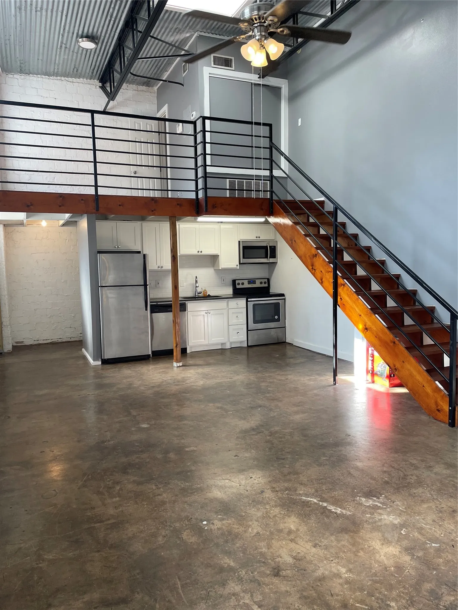 Apartment For Rent in Dallas County , 3129 Ross Avenue 1, Dallas, Texas 75204, 1 Bedroom, 1 Bathroom, Garage spaces, 1,000 Sqft, built in 1945, mls#21406183, Real Estate Agent in Dallas, Homes For Rent in Dallas county, Homes For Rent in Dallas, Realtor in Dallas Texas, Real Estate Brokerage Independent Realty Texas, Luminita Cordes Realtor