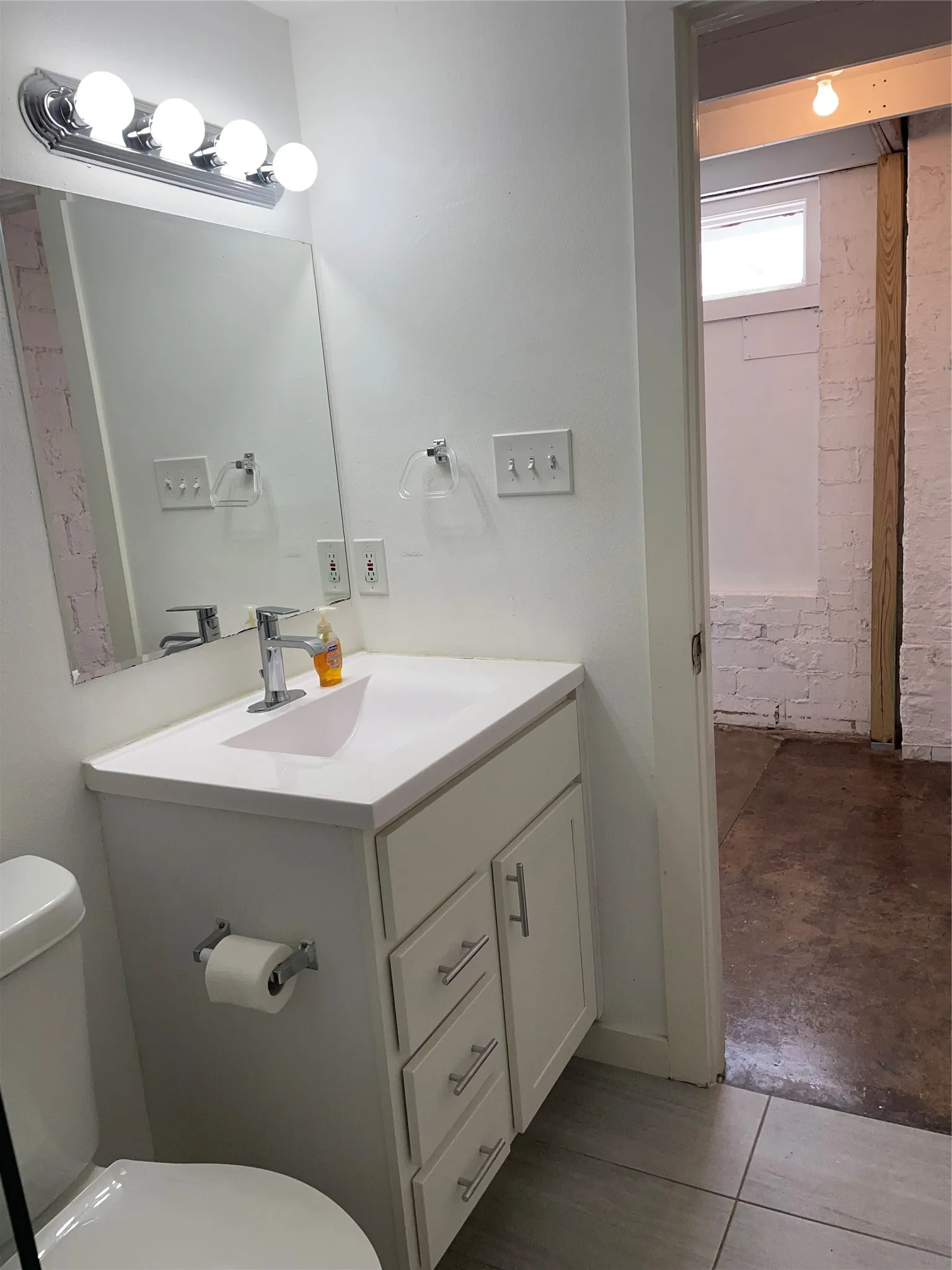 Apartment For Rent in Dallas County , 3129 Ross Avenue 1, Dallas, Texas 75204, 1 Bedroom, 1 Bathroom, Garage spaces, 1,000 Sqft, built in 1945, mls#21406183, Real Estate Agent in Dallas, Homes For Rent in Dallas county, Homes For Rent in Dallas, Realtor in Dallas Texas, Real Estate Brokerage Independent Realty Texas, Luminita Cordes Realtor