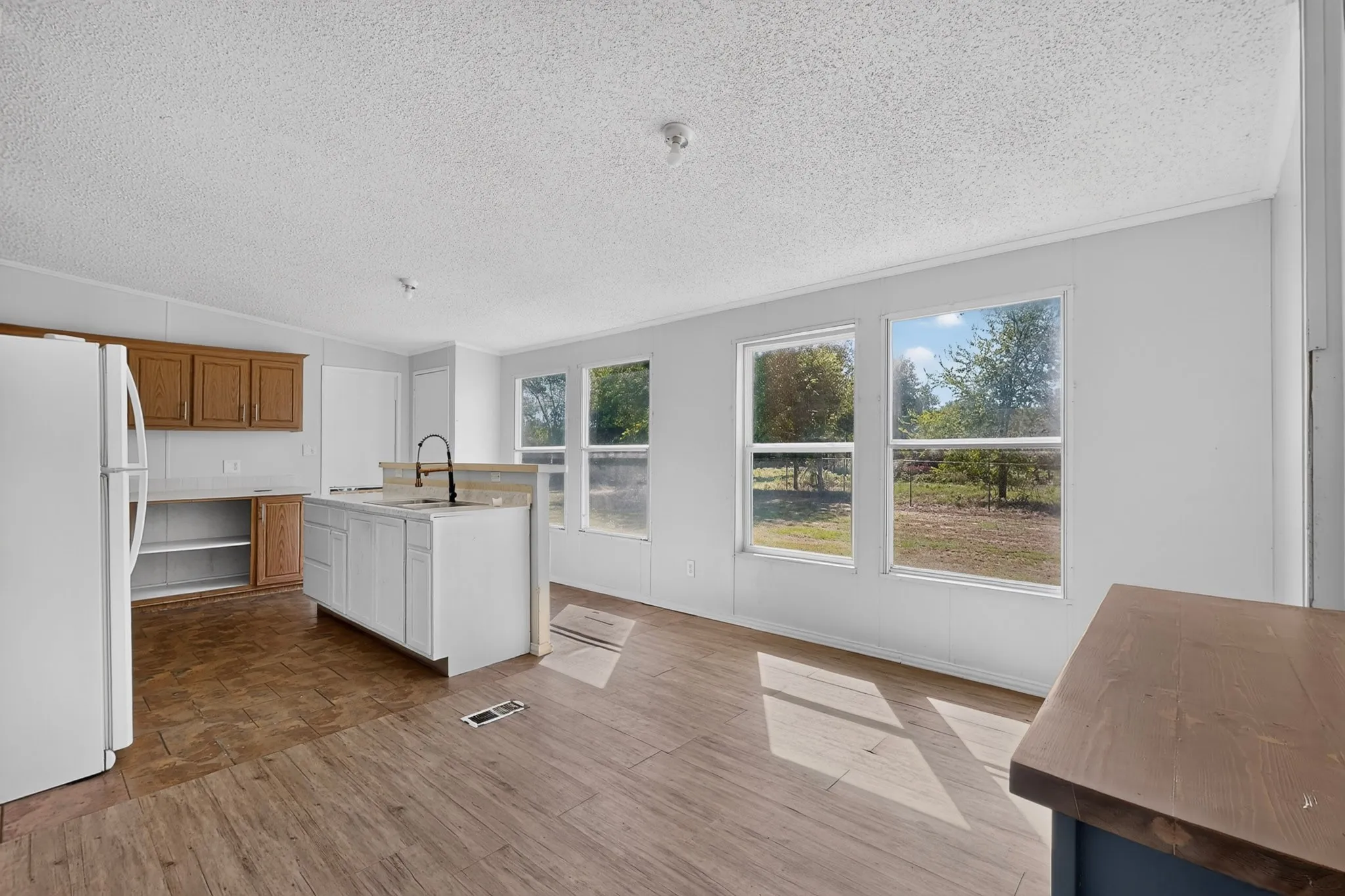 Manufactured Home For Sale in Henderson County , 15825 Wingham Road, Caney City, Texas 75148, 4 Bedroom, 2 Bathroom, Garage spaces, 1,680 Sqft, built in 2006, mls#21406155, Real Estate Agent in Caney City, Homes For Sale in Henderson county, Homes For Sale in Caney City, Realtor in Caney City Texas, Real Estate Brokerage Independent Realty Texas, Luminita Cordes Realtor