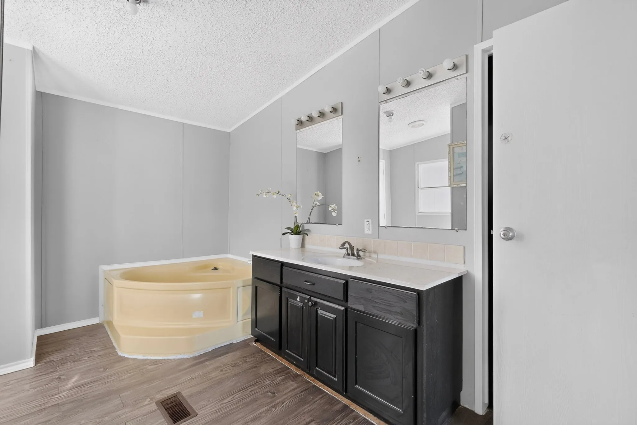 Manufactured Home For Sale in Henderson County , 15825 Wingham Road, Caney City, Texas 75148, 4 Bedroom, 2 Bathroom, Garage spaces, 1,680 Sqft, built in 2006, mls#21406155, Real Estate Agent in Caney City, Homes For Sale in Henderson county, Homes For Sale in Caney City, Realtor in Caney City Texas, Real Estate Brokerage Independent Realty Texas, Luminita Cordes Realtor