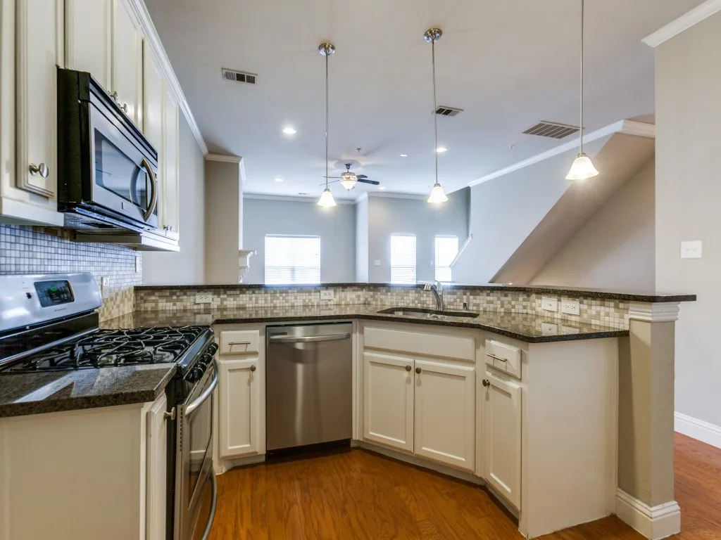 Townhouse For Rent in Collin County , 1620 Carpenter Drive, Plano, Texas 75074, 3 Bedroom, 3 Bathroom, 2 Garage spaces, 2,279 Sqft, built in 2009, mls#21406186, Real Estate Agent in Plano, Homes For Rent in Collin county, Homes For Rent in Plano, Realtor in Plano Texas, Real Estate Brokerage Independent Realty Texas, Luminita Cordes Realtor