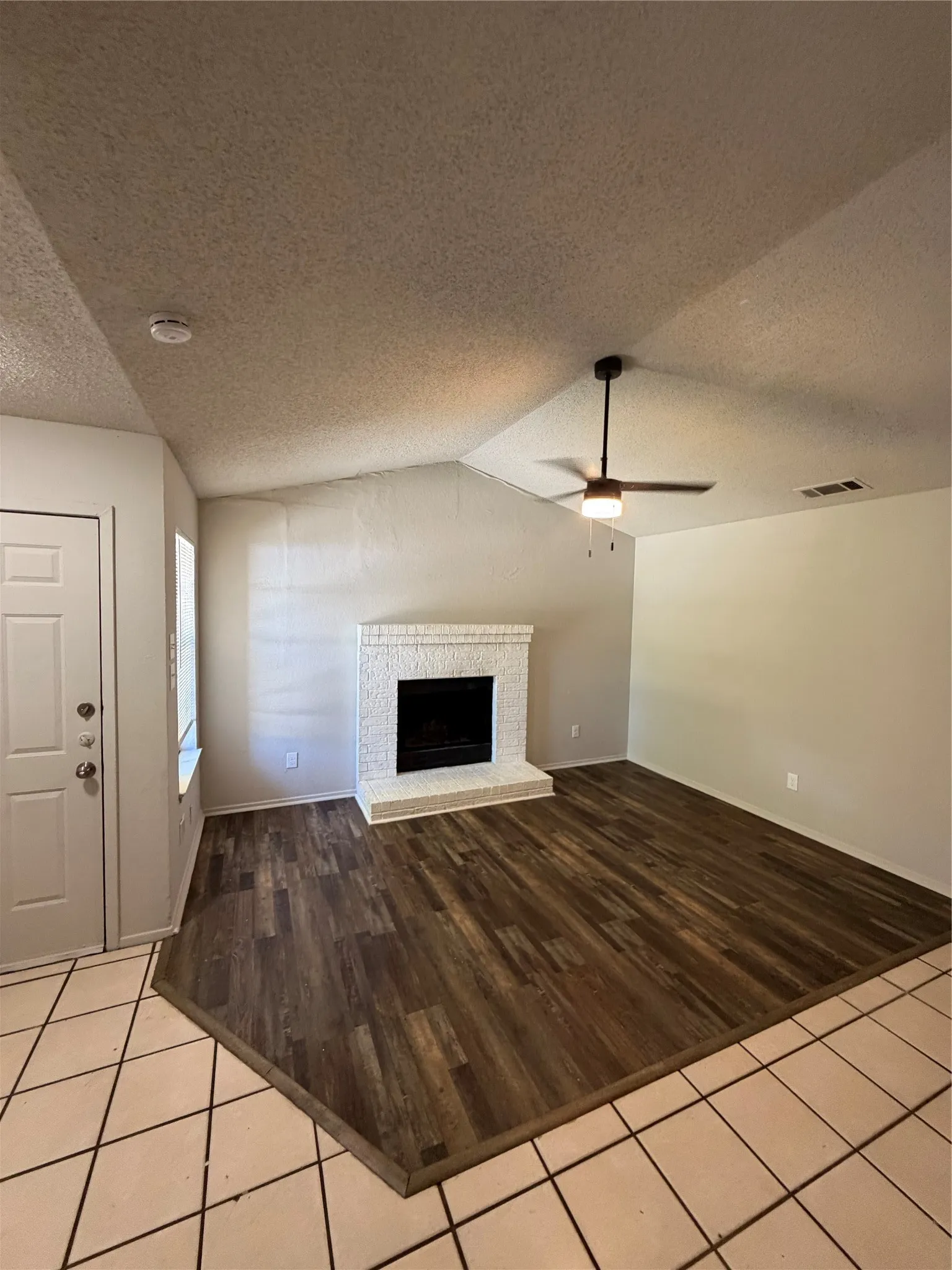 Duplex For Rent in Tarrant County , 201 S Kenney Street A, Kennedale, Texas 76060, 3 Bedroom, 2 Bathroom, Garage spaces, 1,211 Sqft, built in 1985, mls#21405584, Real Estate Agent in Kennedale, Homes For Rent in Tarrant county, Homes For Rent in Kennedale, Realtor in Kennedale Texas, Real Estate Brokerage Independent Realty Texas, Luminita Cordes Realtor