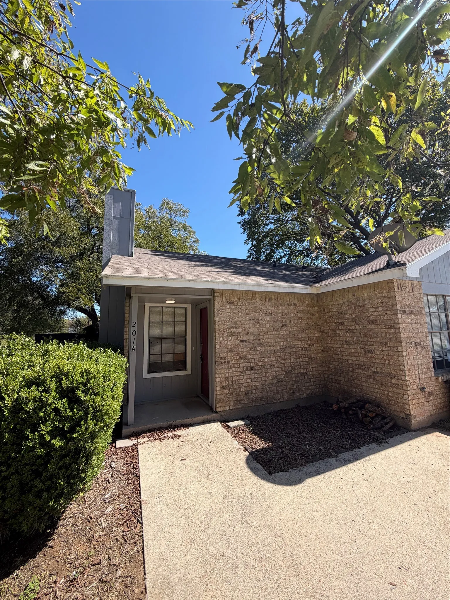 Duplex For Rent in Tarrant County , 201 S Kenney Street A, Kennedale, Texas 76060, 3 Bedroom, 2 Bathroom, Garage spaces, 1,211 Sqft, built in 1985, mls#21405584, Real Estate Agent in Kennedale, Homes For Rent in Tarrant county, Homes For Rent in Kennedale, Realtor in Kennedale Texas, Real Estate Brokerage Independent Realty Texas, Luminita Cordes Realtor