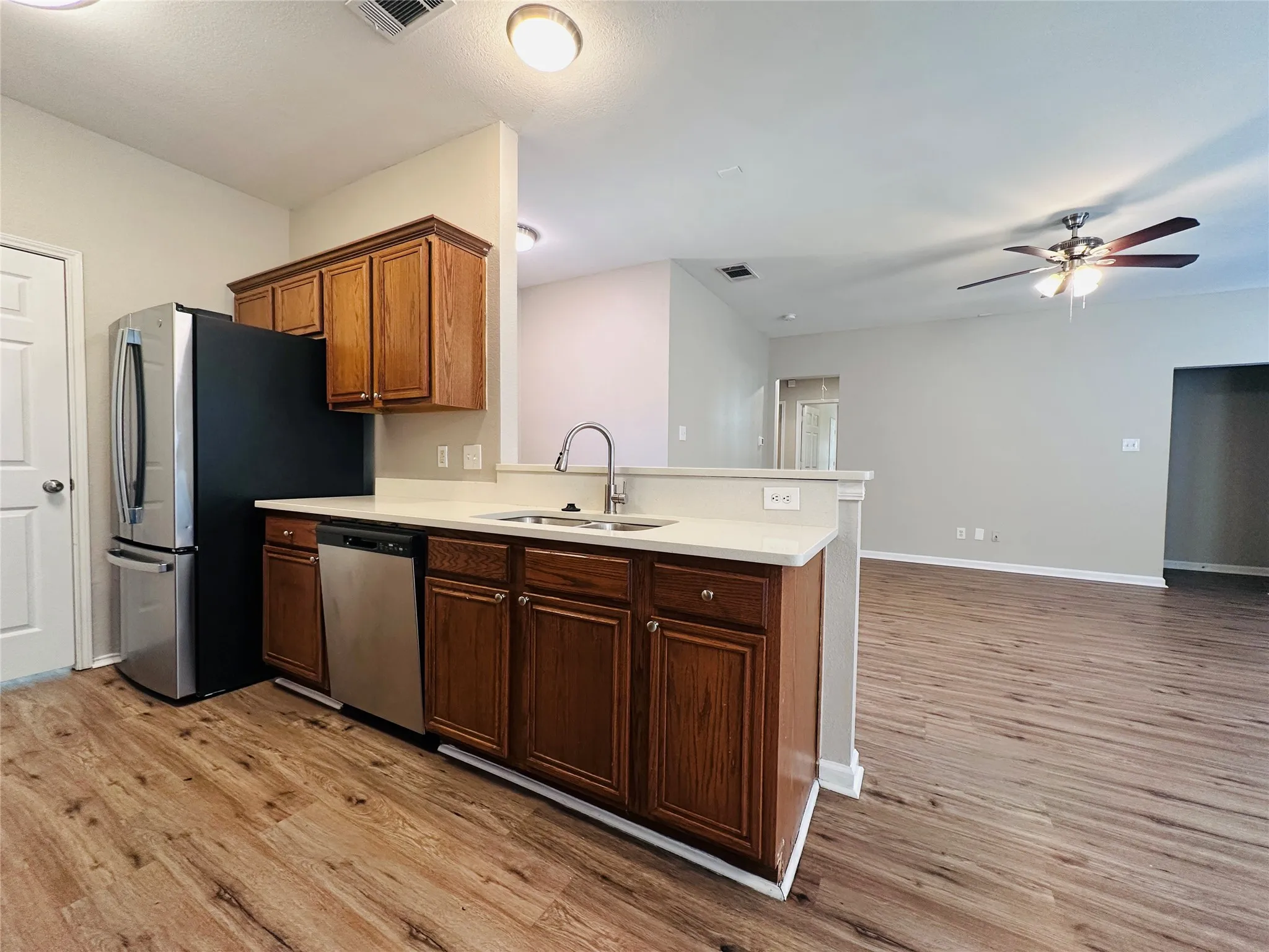 Single Family Residence For Sale in Dallas County , 7513 Bryn Mawr Drive, Rowlett, Texas 75089, 3 Bedroom, 2 Bathroom, 2 Garage spaces, 1,404 Sqft, built in 1998, mls#21405016, Real Estate Agent in Rowlett, Homes For Sale in Dallas county, Homes For Sale in Rowlett, Realtor in Rowlett Texas, Real Estate Brokerage Independent Realty Texas, Luminita Cordes Realtor