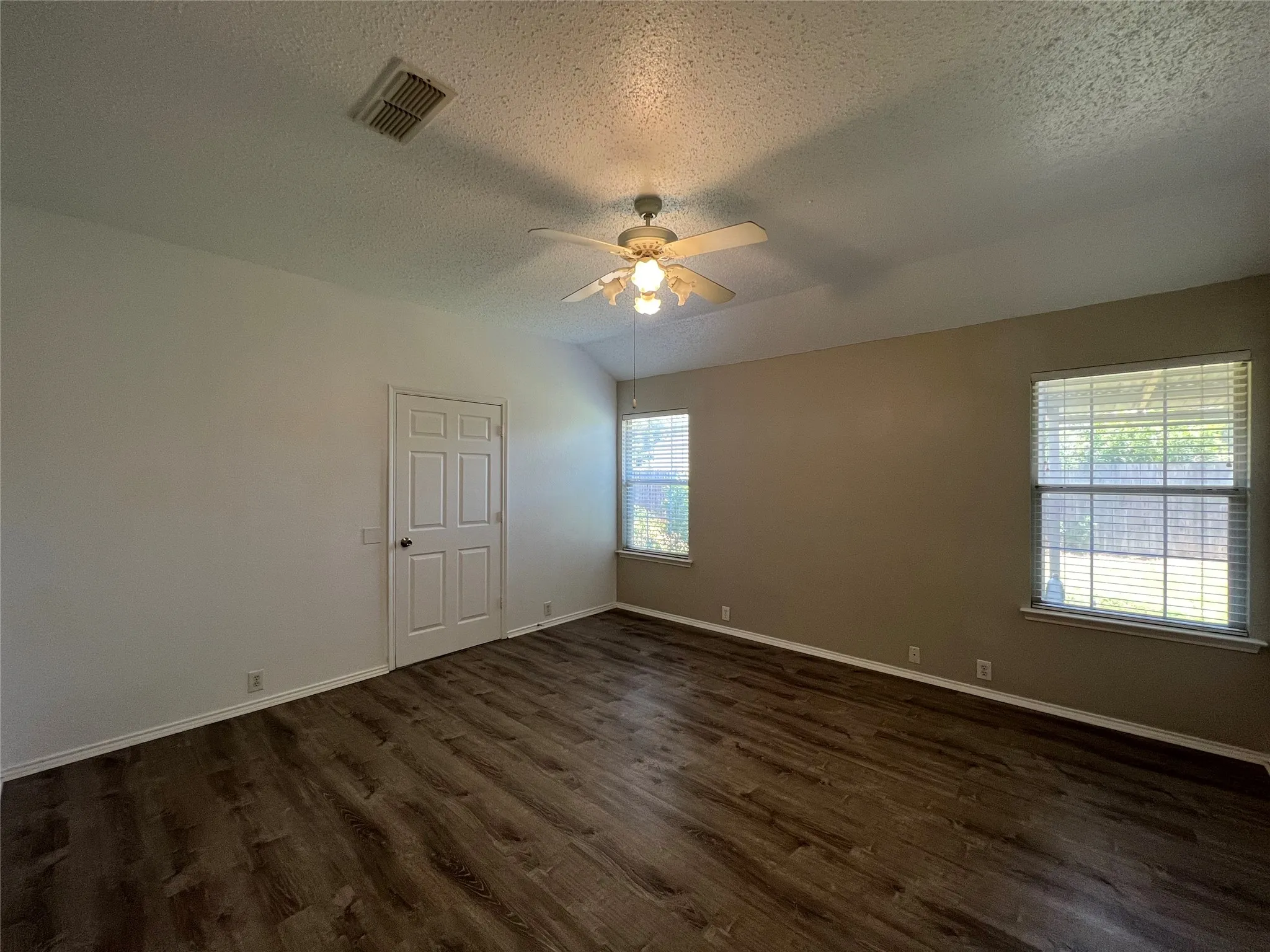 Single Family Residence For Rent in Tarrant County , 8059 Raleigh Court, Fort Worth, Texas 76123, 3 Bedroom, 2 Bathroom, Garage spaces, 1,865 Sqft, built in 1998, mls#21406203, Real Estate Agent in Fort Worth, Homes For Rent in Tarrant county, Homes For Rent in Fort Worth, Realtor in Fort Worth Texas, Real Estate Brokerage Independent Realty Texas, Luminita Cordes Realtor