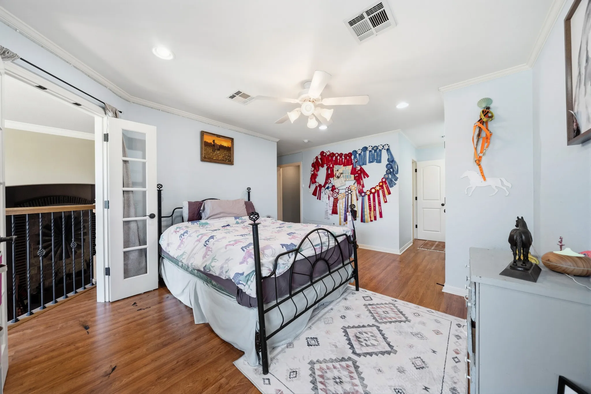 Wood-finish flooring with crown molding, recessed lighting, and a ceiling fan