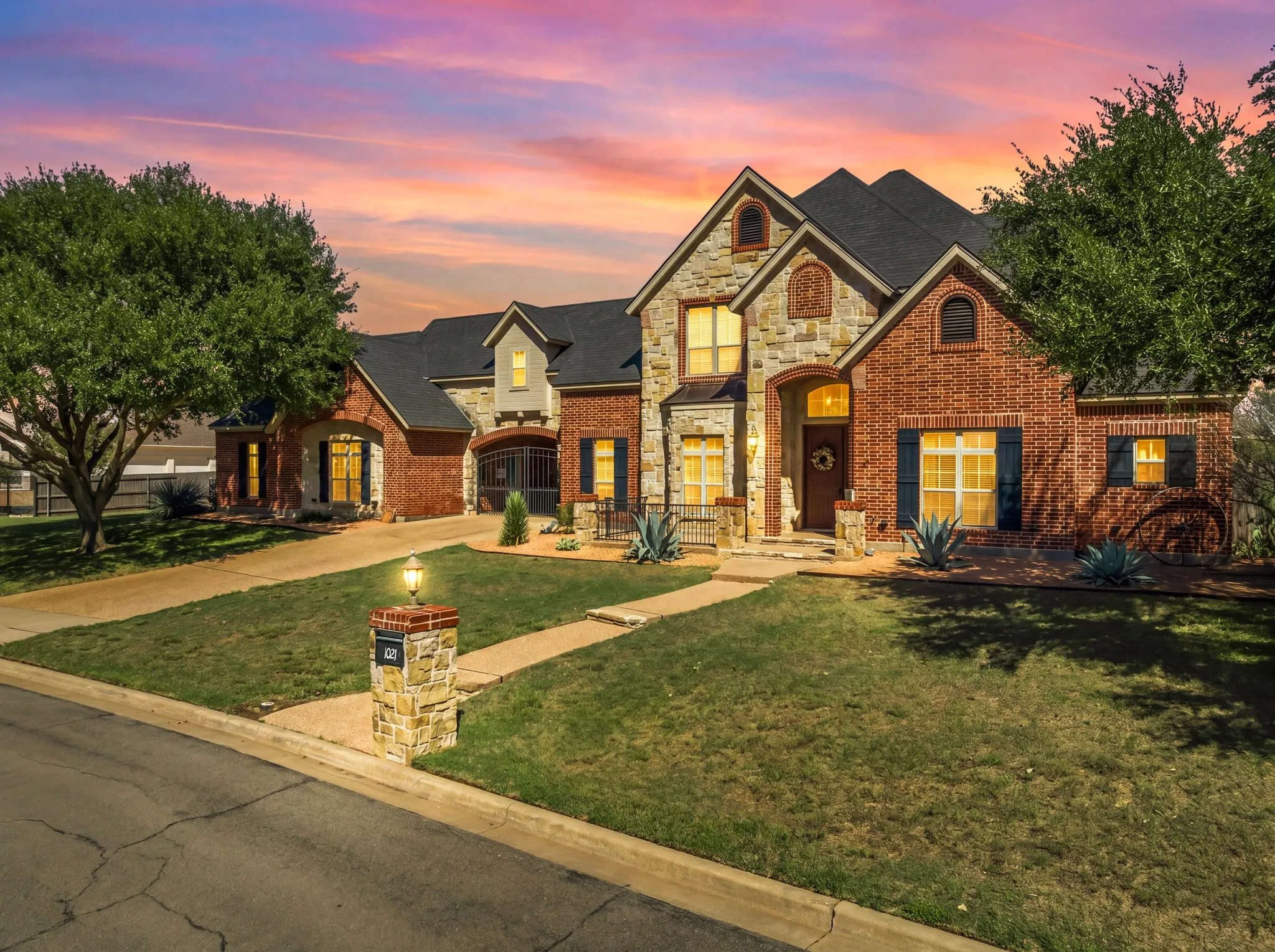 Single Family Residence For Sale in Mc Lennan County , 1021 Cascade Trail, Mc Gregor, Texas 76657, 4 Bedroom, 5 Bathroom, 3 Garage spaces, 3,560 Sqft, built in 2006, mls#21406059, Real Estate Agent in Mc Gregor, Homes For Sale in Mc Lennan county, Homes For Sale in Mc Gregor, Realtor in Mc Gregor Texas, Real Estate Brokerage Independent Realty Texas, Luminita Cordes Realtor