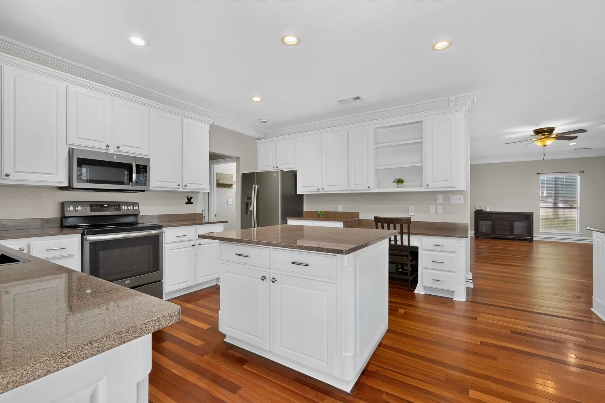Single Family Residence For Sale in Hunt County , 10547 Kitsee Knoll Way, Quinlan, Texas 75474, 5 Bedroom, 3 Bathroom, 2 Garage spaces, 2,825 Sqft, built in 2002, mls#21406207, Real Estate Agent in Quinlan, Homes For Sale in Hunt county, Homes For Sale in Quinlan, Realtor in Quinlan Texas, Real Estate Brokerage Independent Realty Texas, Luminita Cordes Realtor