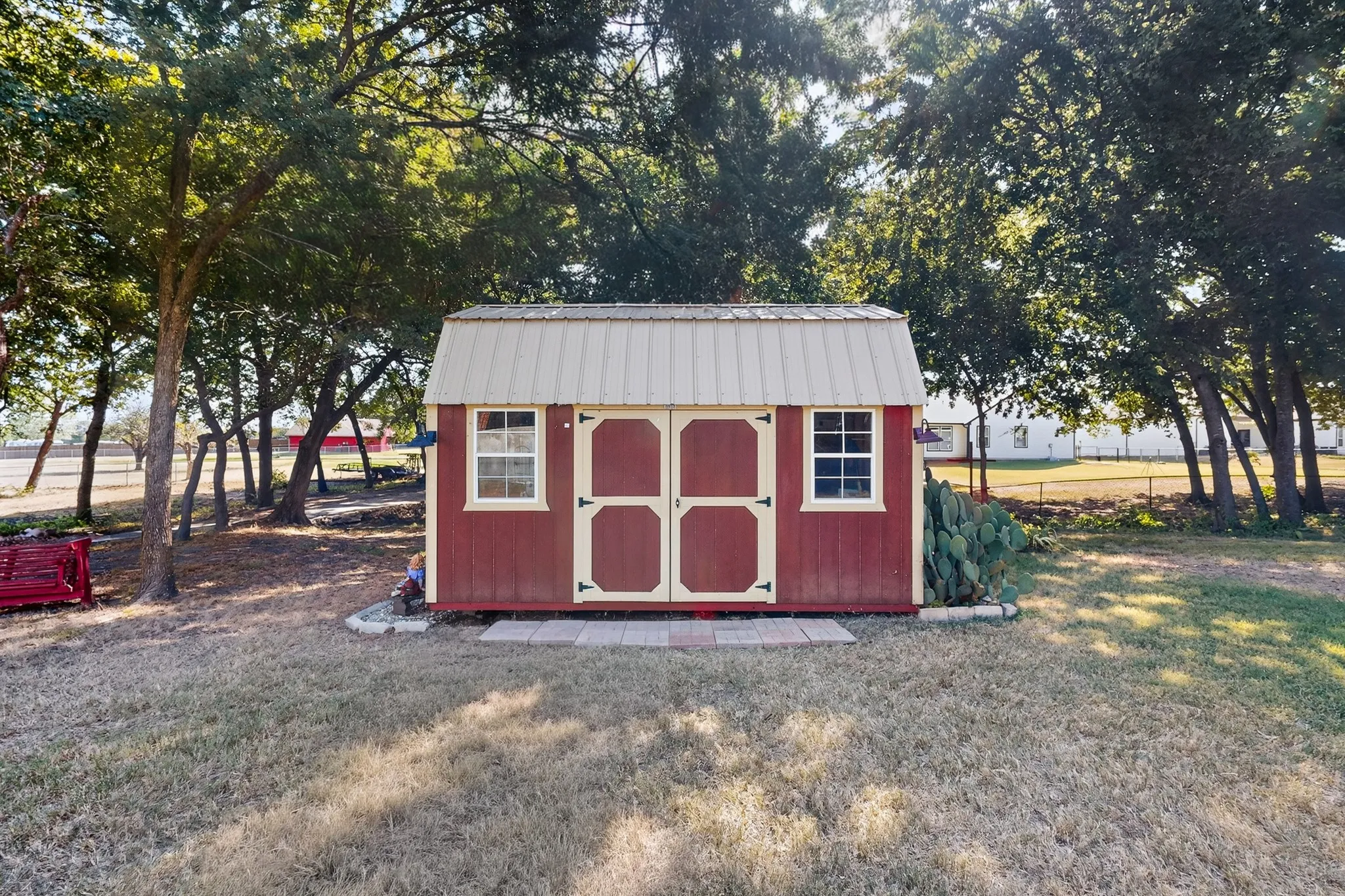Single Family Residence For Sale in Hunt County , 10547 Kitsee Knoll Way, Quinlan, Texas 75474, 5 Bedroom, 3 Bathroom, 2 Garage spaces, 2,825 Sqft, built in 2002, mls#21406207, Real Estate Agent in Quinlan, Homes For Sale in Hunt county, Homes For Sale in Quinlan, Realtor in Quinlan Texas, Real Estate Brokerage Independent Realty Texas, Luminita Cordes Realtor